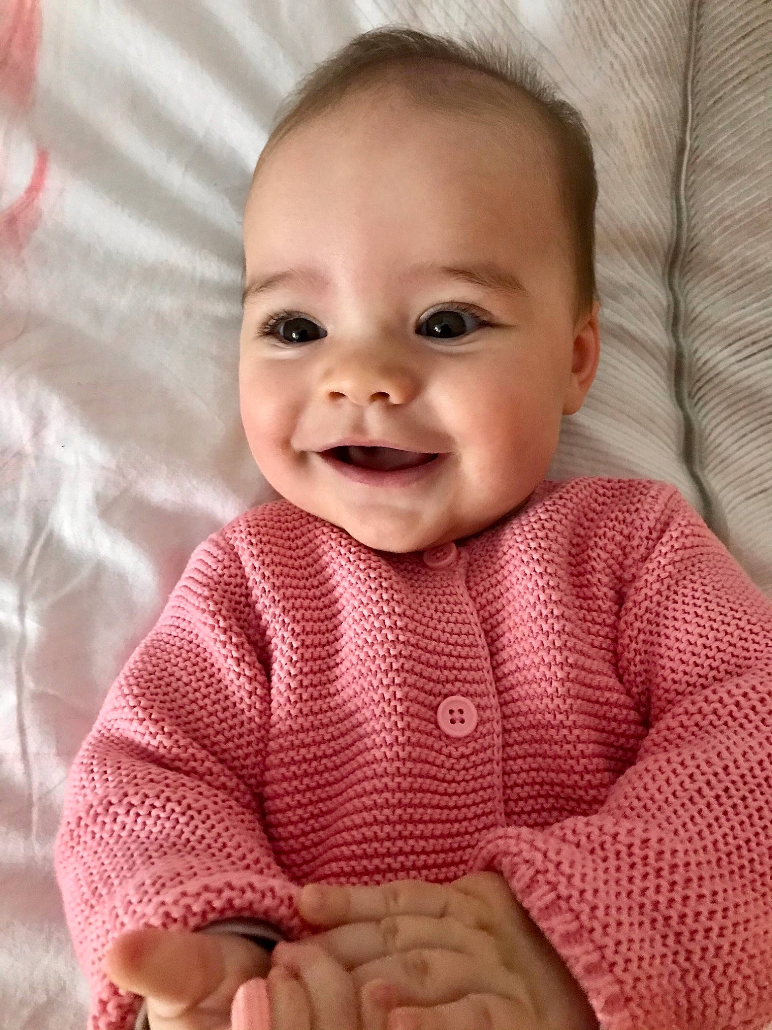 Léna participe au concours pour gagner de l'argent avec cette photo : baby, baby_toddler_clothing, beauty, cheek, child, chin, comfort, gesture, happy, joy, lip, mouth, nose, organ, pattern, person, product, skin, sleeve, smile