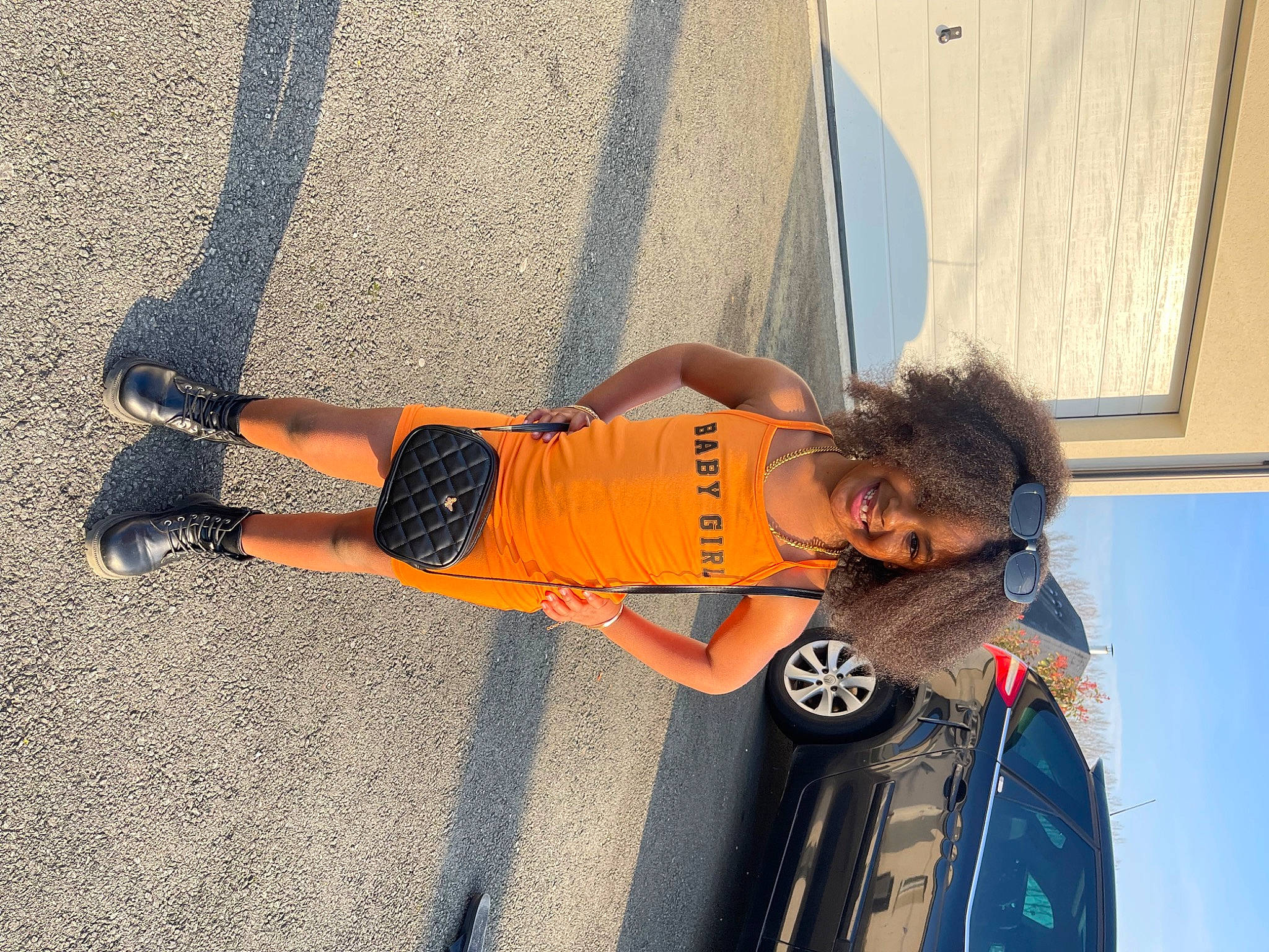 Maella a rejoint le concours — aidez-le/la à gagner de superbes lots ! asphalt, automotive_exterior, automotive_tire, automotive_wheel_system, elbow, electric_blue, fun, hat, human_leg, joy, knee, leg, orange, person, physical_fitness, recreation, shadow, shorts, t_shirt, thigh