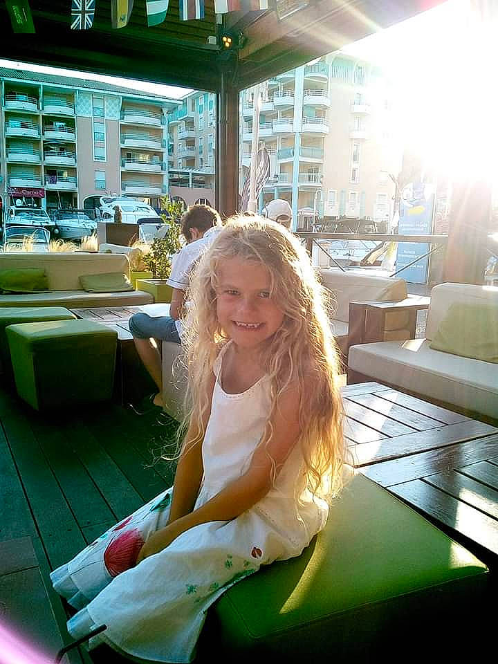 Romane participe au concours pour gagner de l'argent avec cette photo : blond, green, joy, leisure, long_hair, person, photography, sitting, smile