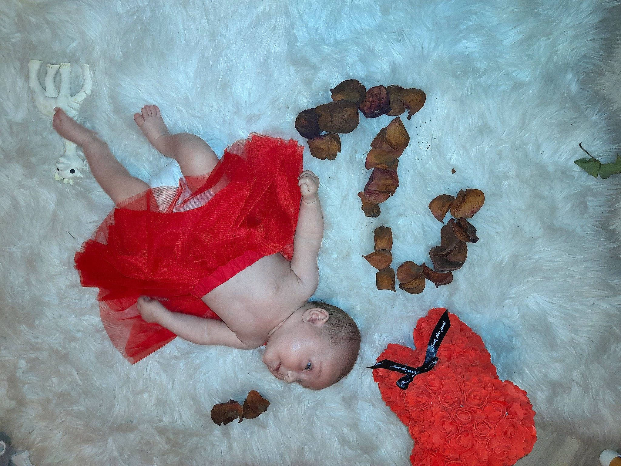 Ilyana participe au concours pour gagner de l'argent avec cette photo : baby, baby_toddler_clothing, carmine, child, comfort, finger, fun, gesture, happy, human, linens, organ, person, photograph, pink, product, red, room, skin, textile