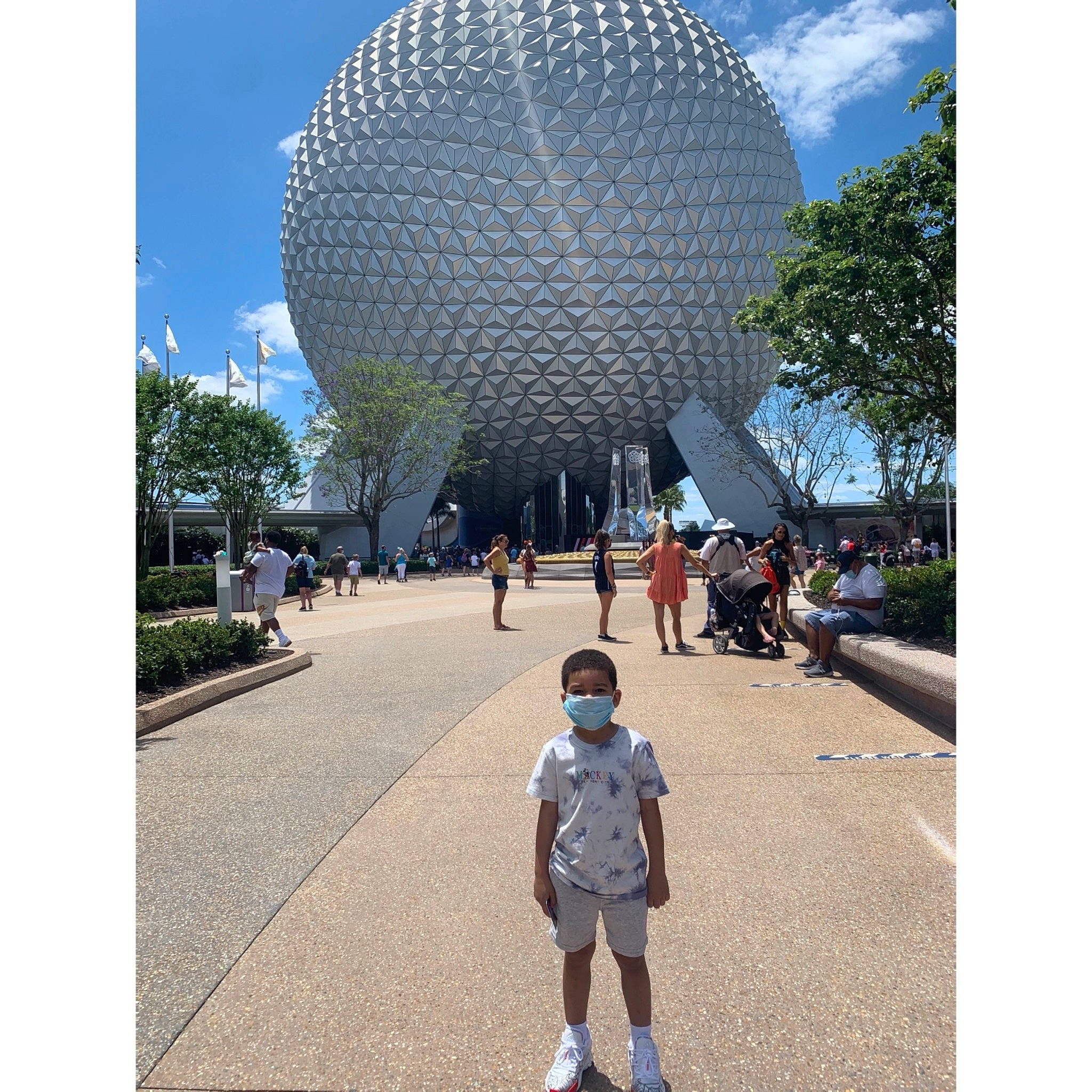 Jayceon is registered to the contest to win money with this photo: adaptation, art, beauty, fun, grass, leisure, person, photograph, plant, public_space, recreation, sculpture, shorts, sky, snapshot, toddler, tourism, travel, tree, urban_design