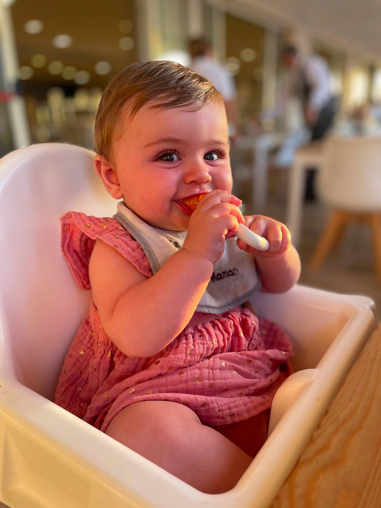Louane a rejoint le concours — aidez-le/la à gagner de superbes lots ! baby, baby_toddler_clothing, blond, chair, cheek, child, finger, food_craving, fun, happy, leisure, lip, nail, person, sitting, skin, smile, sweetness, thumb, toddler