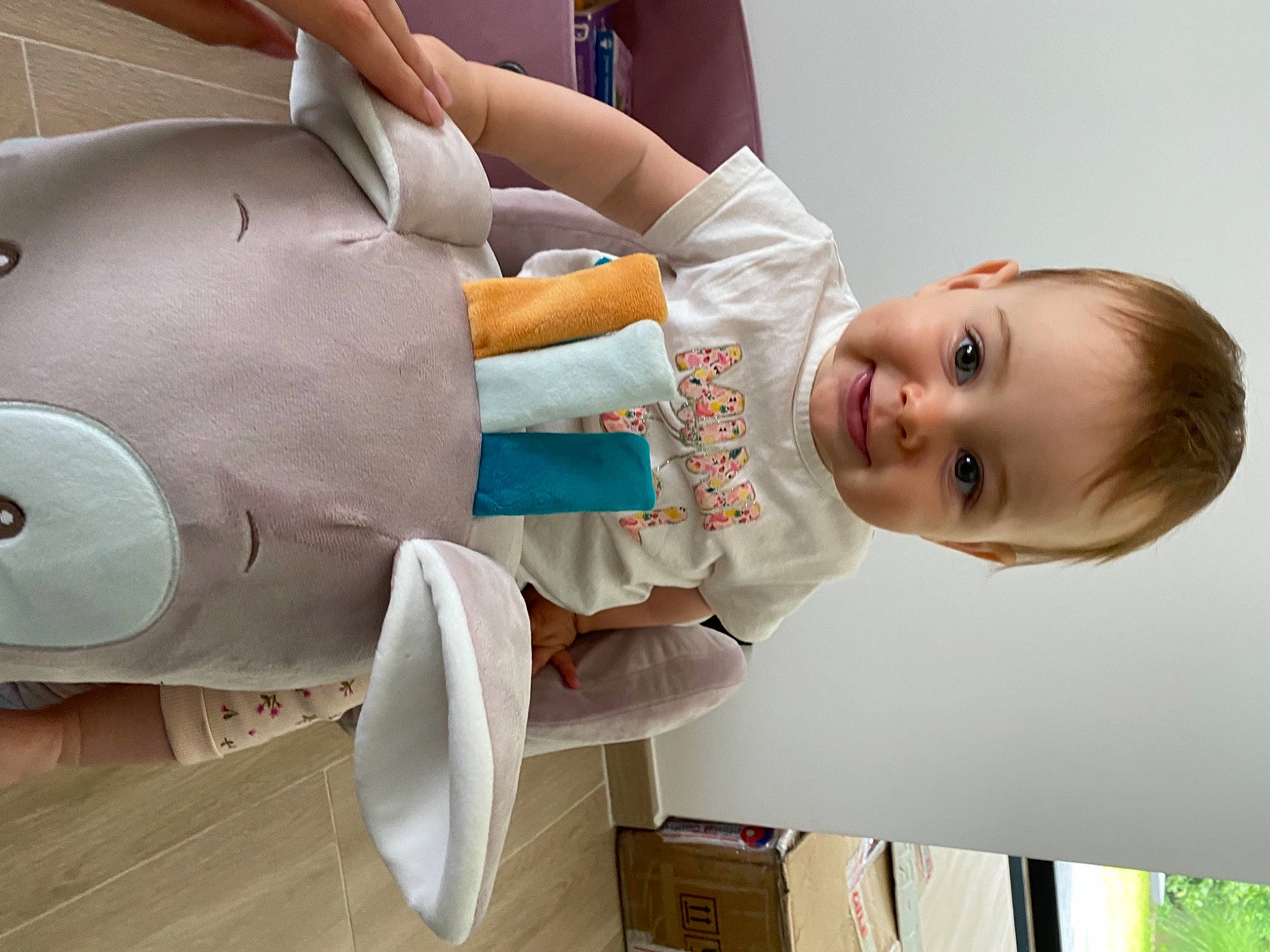 Eléonore a rejoint le concours — aidez-le/la à gagner de superbes lots ! arm, baby, baby_products, baby_toddler_clothing, child, comfort, elbow, hand, happy, hat, head, helmet, joy, machine, person, room, shipping_box, sitting, sleeve, smile