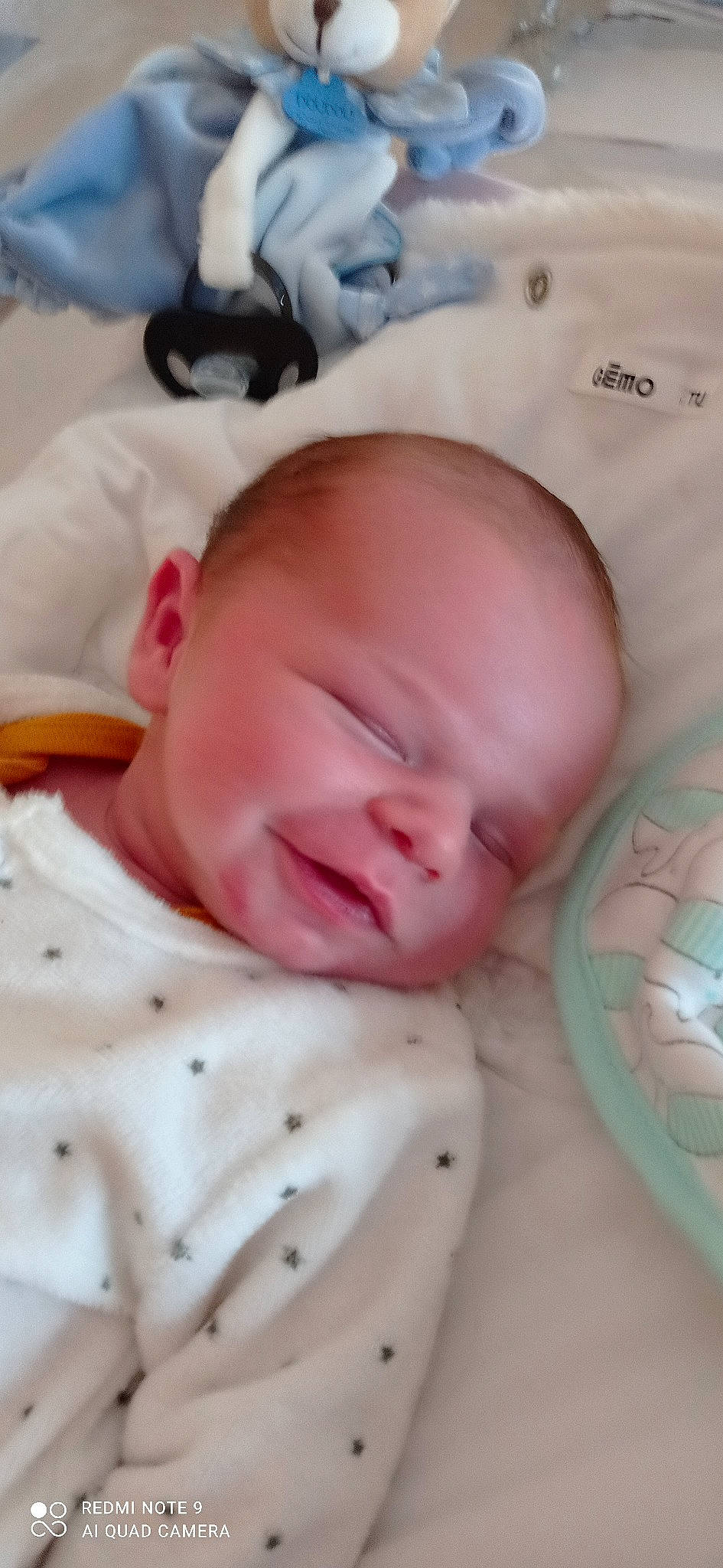 Tiago a rejoint le concours — aidez-le/la à gagner de superbes lots ! baby, baby_products, baby_toddler_clothing, bedtime, cheek, child, comfort, eye, eyebrow, eyelash, iris, linens, lip, mouth, nose, pattern, person, pink, skin, toddler