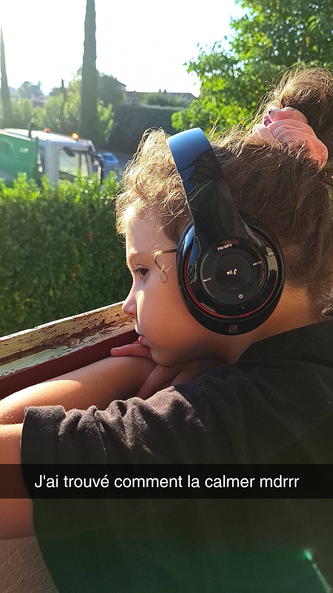 Lévana participe au concours pour gagner de l'argent avec cette photo : audio_equipment, baseball_cap, bumper, cap, cool, electronic_device, eyewear, fashion_accessory, flash_photography, fun, gadget, grass, happy, hat, hearing, leisure, person, personal_protective_equipment, plant, toddler