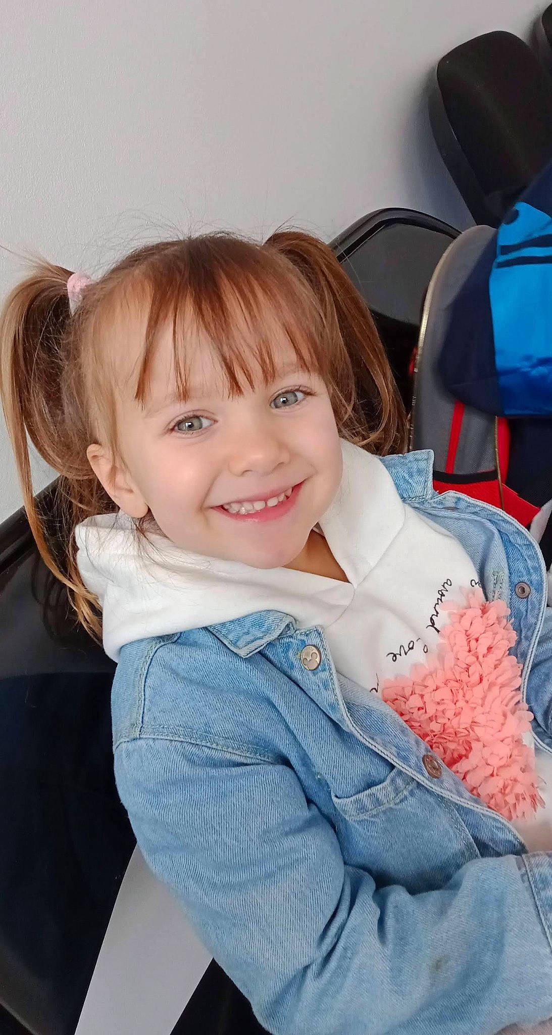 Victoria a rejoint le concours — aidez-le/la à gagner de superbes lots ! bangs, beauty, blond, blue, brown_hair, chair, child, comfort, electric_blue, face, flower, fun, hairstyle, happy, iris, joy, mammal, people, person, skin