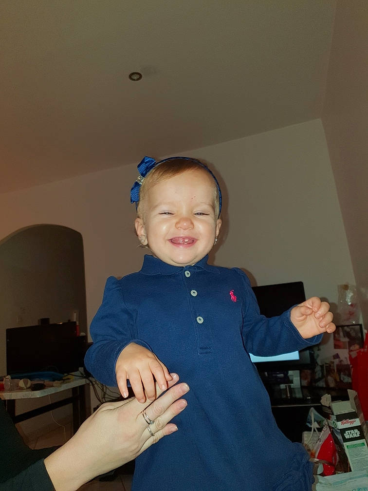 Victoria participe au concours pour gagner de l'argent avec cette photo : blue, boy, child, day, facial_expression, fun, hair, hairstyle, head, joy, person, product, red, room, sitting, skin, smile, snapshot, standing, textile