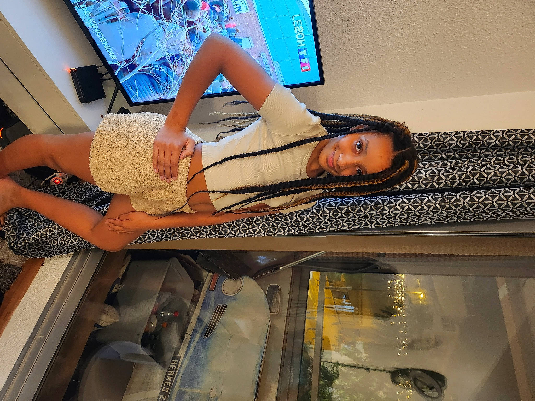 Brenda a rejoint le concours — aidez-le/la à gagner de superbes lots ! advertising, automotive_design, comfort, display_device, fashion_design, flat_panel_display, fun, gadget, home_appliance, human_leg, joy, lcd_tv, led_backlit_lcd_display, metal, multimedia, output_device, person, room, television, television_set