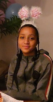 Brenda a rejoint le concours — aidez-le/la à gagner de superbes lots ! cheek, event, eyelash, fashion_accessory, forehead, fun, hair_accessory, hair_coloring, happy, headpiece, houseplant, pattern, person, petal, plant, room, sleeve, smile, uniform