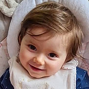 Marie participe au concours pour gagner de l'argent avec cette photo : baby, smiling, face, infant, bib, blue_clothing, baby_chair, cushion, hair, eyes, child, cute, portrait, indoors, young_child, happy, head, skin, person, toddler