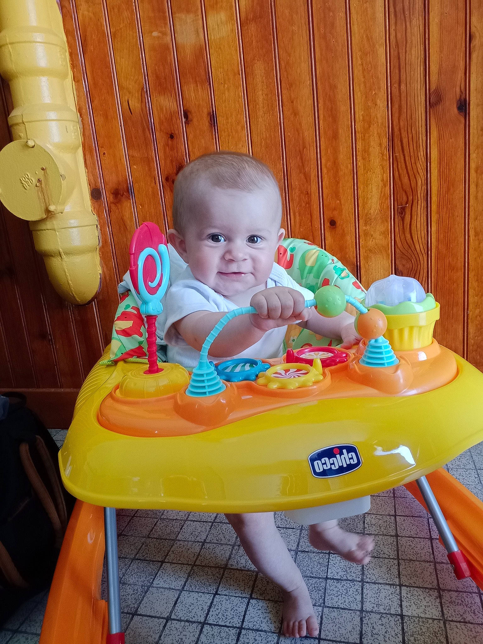 Maddy a rejoint le concours — aidez-le/la à gagner de superbes lots ! baby, baby_products, baby_safety, baby_toddler_clothing, baby_toys, backpack, chair, child, comfort, fun, luggage_and_bags, person, product, sharing, sitting, toddler, wood, yellow