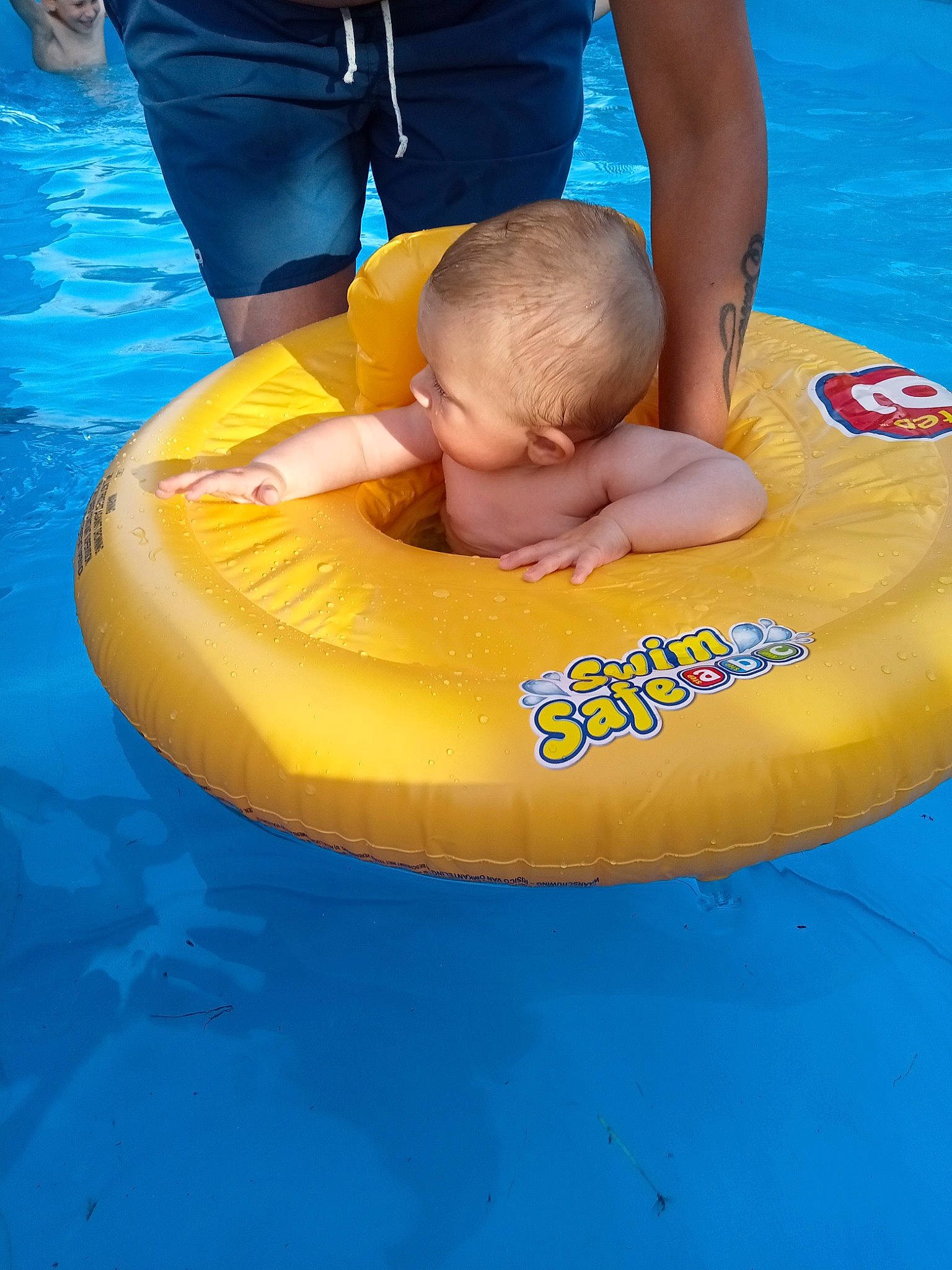 Maddy participe au concours pour gagner de l'argent avec cette photo : baby, baby_float, baby_products, bathing, blue, fun, games, happy, inflatable, leisure, lifejacket, nonbuilding_structure, person, personal_protective_equipment, recreation, summer, swimming_pool, toddler, tubing, vacation