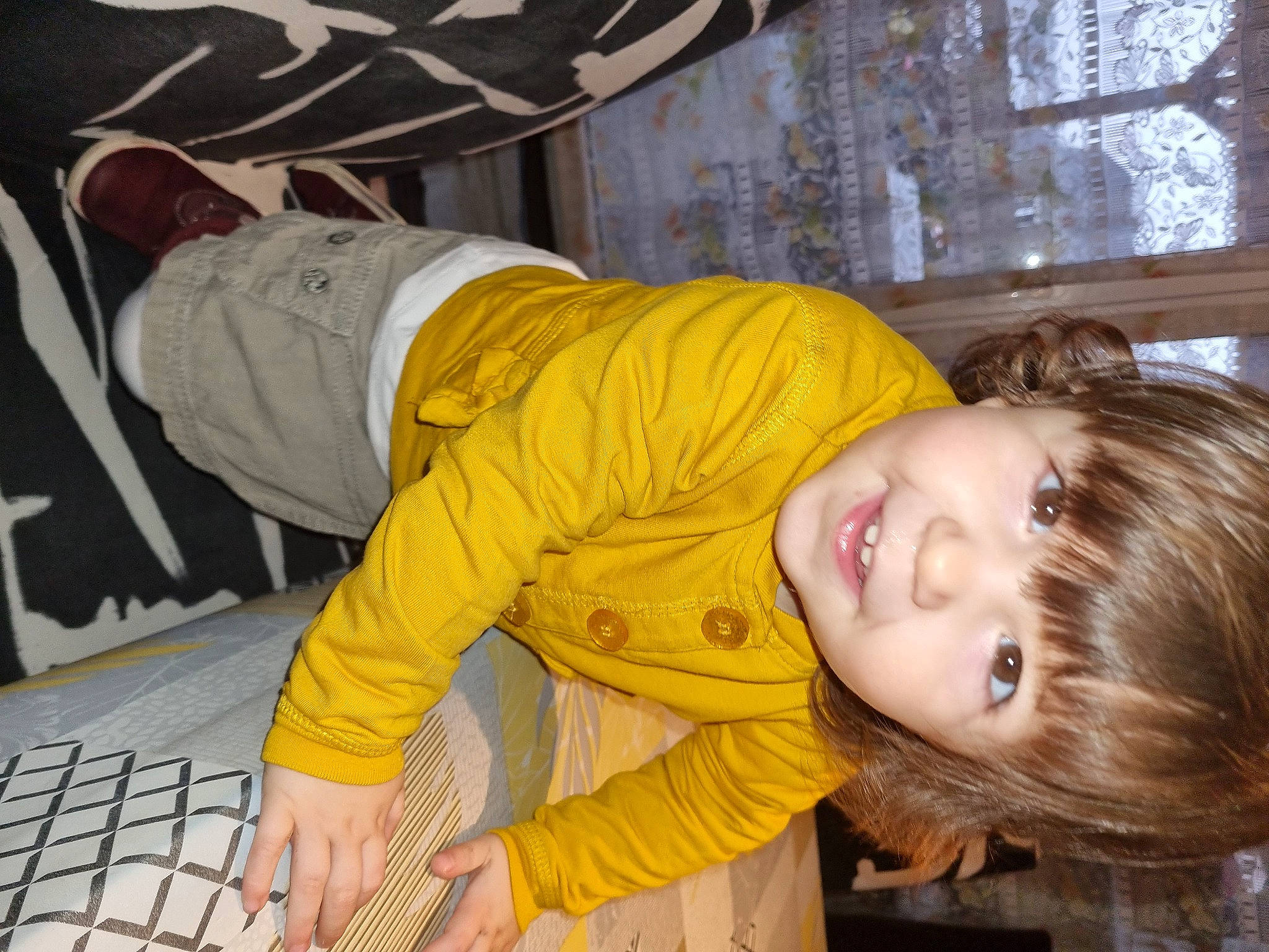 Luna participe au concours pour gagner de l'argent avec cette photo : child, computer, computer_component, computer_hardware, computer_keyboard, flooring, fun, happy, input_device, laptop, leisure, office_equipment, office_supplies, peripheral, person, room, sitting, sleeve, space_bar, toddler