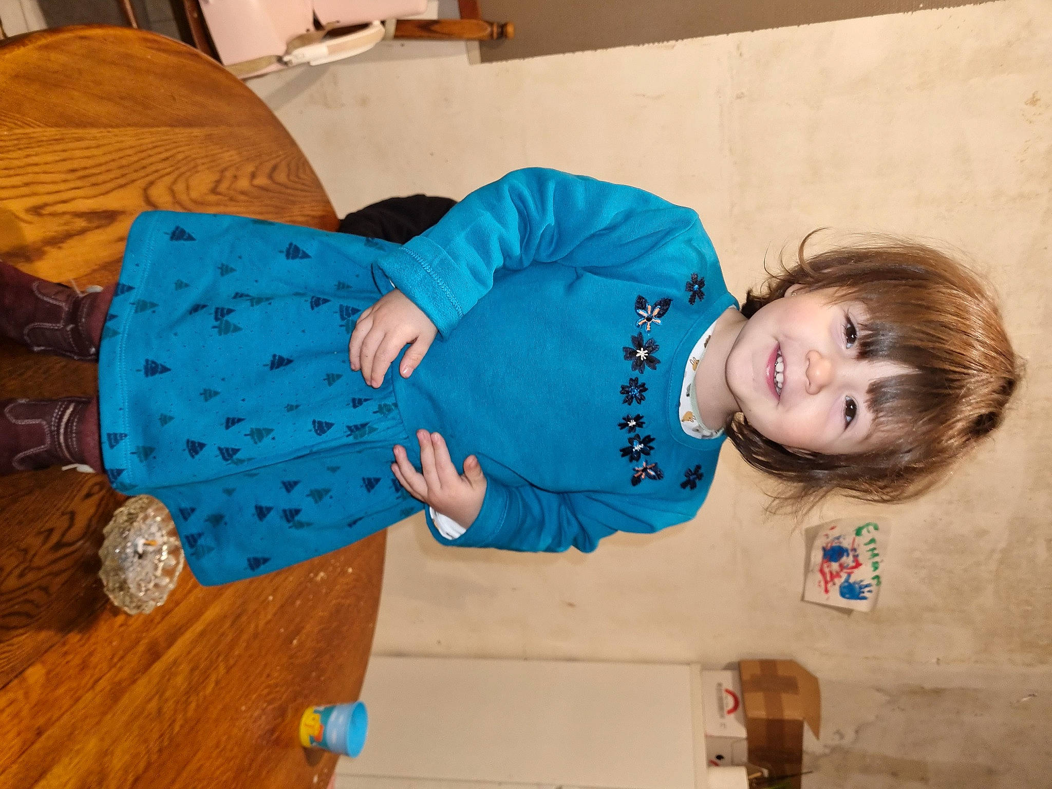 Luna participe au concours pour gagner de l'argent avec cette photo : child, comfort, couch, electric_blue, flooring, fun, happy, joint, joy, lamp, leisure, linens, mammal, person, pillow, room, sitting, t_shirt, toddler, vacation