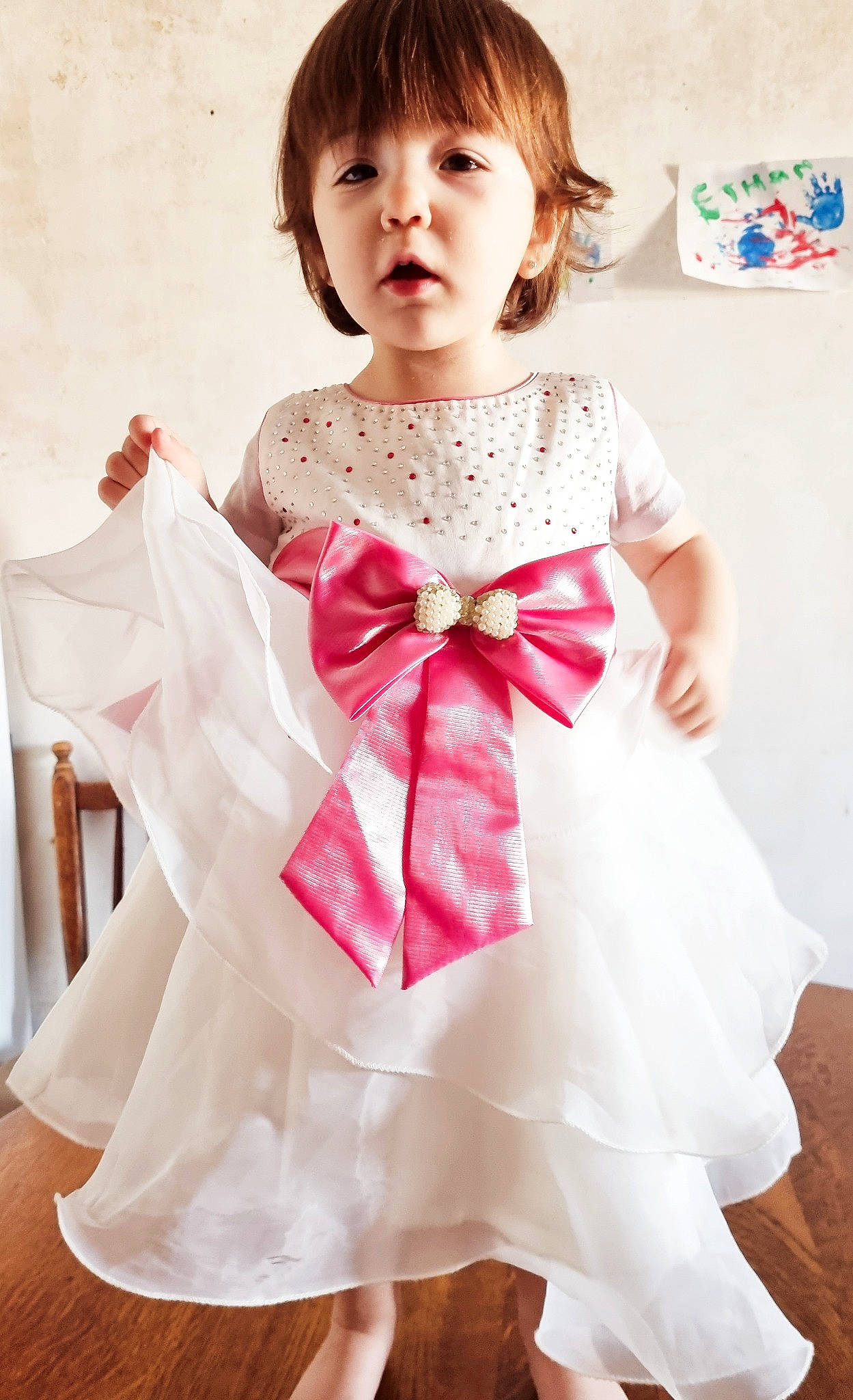 Luna a rejoint le concours — aidez-le/la à gagner de superbes lots ! baby_toddler_clothing, bow_tie, bridal_accessory, bridal_party_dress, day_dress, dress, embellishment, facial_expression, fashion_design, formal_wear, gown, hair, happy, neck, one_piece_garment, person, pink, skin, sleeve, toddler