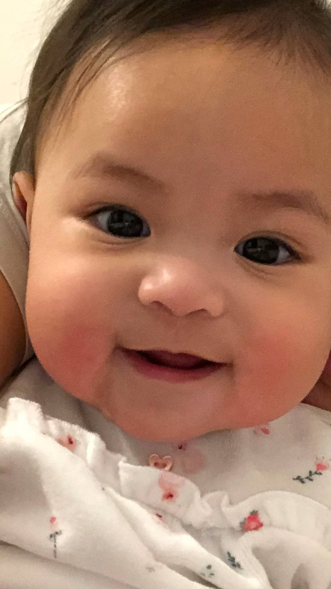 Kirsten Marie Bernadette a rejoint le concours — aidez-le/la à gagner de superbes lots ! baby, cheek, chin, eye, eyebrow, eyelash, facial_expression, forehead, gesture, happy, human, iris, lip, mouth, nose, organ, person, photograph, skin, smile