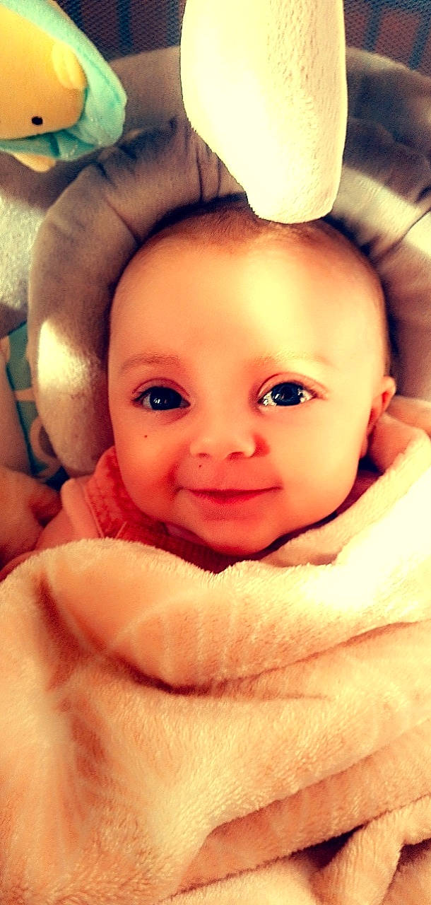 Hannah a rejoint le concours — aidez-le/la à gagner de superbes lots ! arm, cheek, chin, eye, eyebrow, eyelash, face, forehead, hair, hairstyle, head, human_body, lip, mouth, nose, organ, person, skin, smile, vertebrate