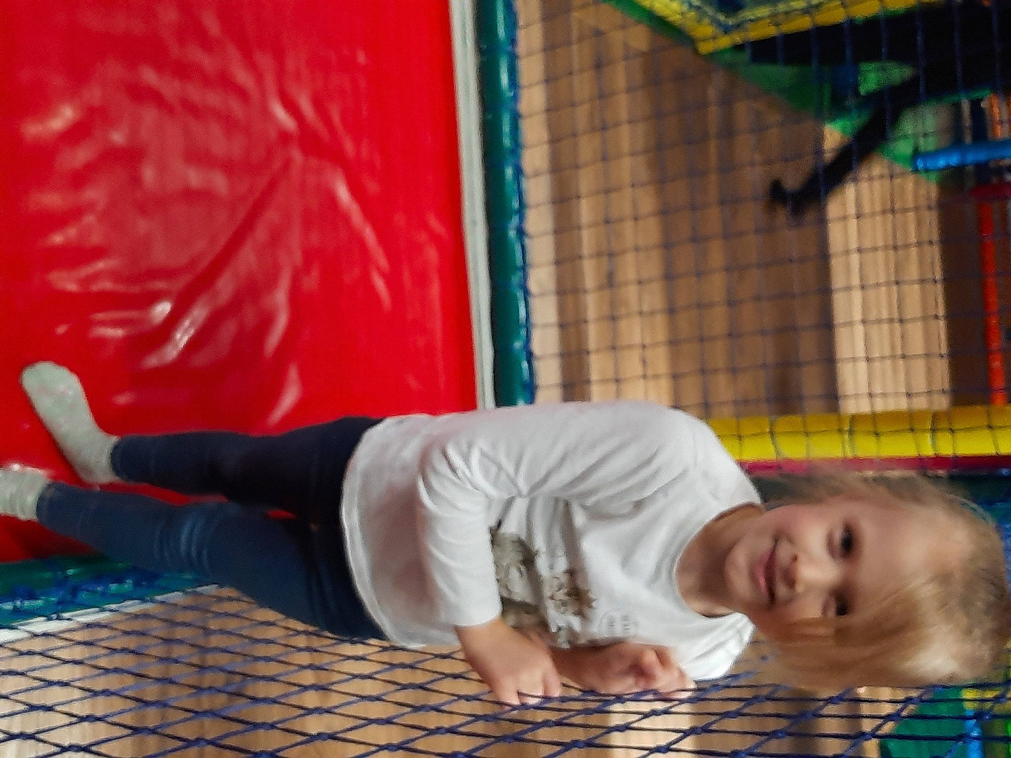 Jade a rejoint le concours — aidez-le/la à gagner de superbes lots ! baby, baby_toddler_clothing, child, comfort, flooring, foot, fun, grass, human_body, human_leg, joy, knee, leisure, pattern, person, play, recreation, room, sitting, textile