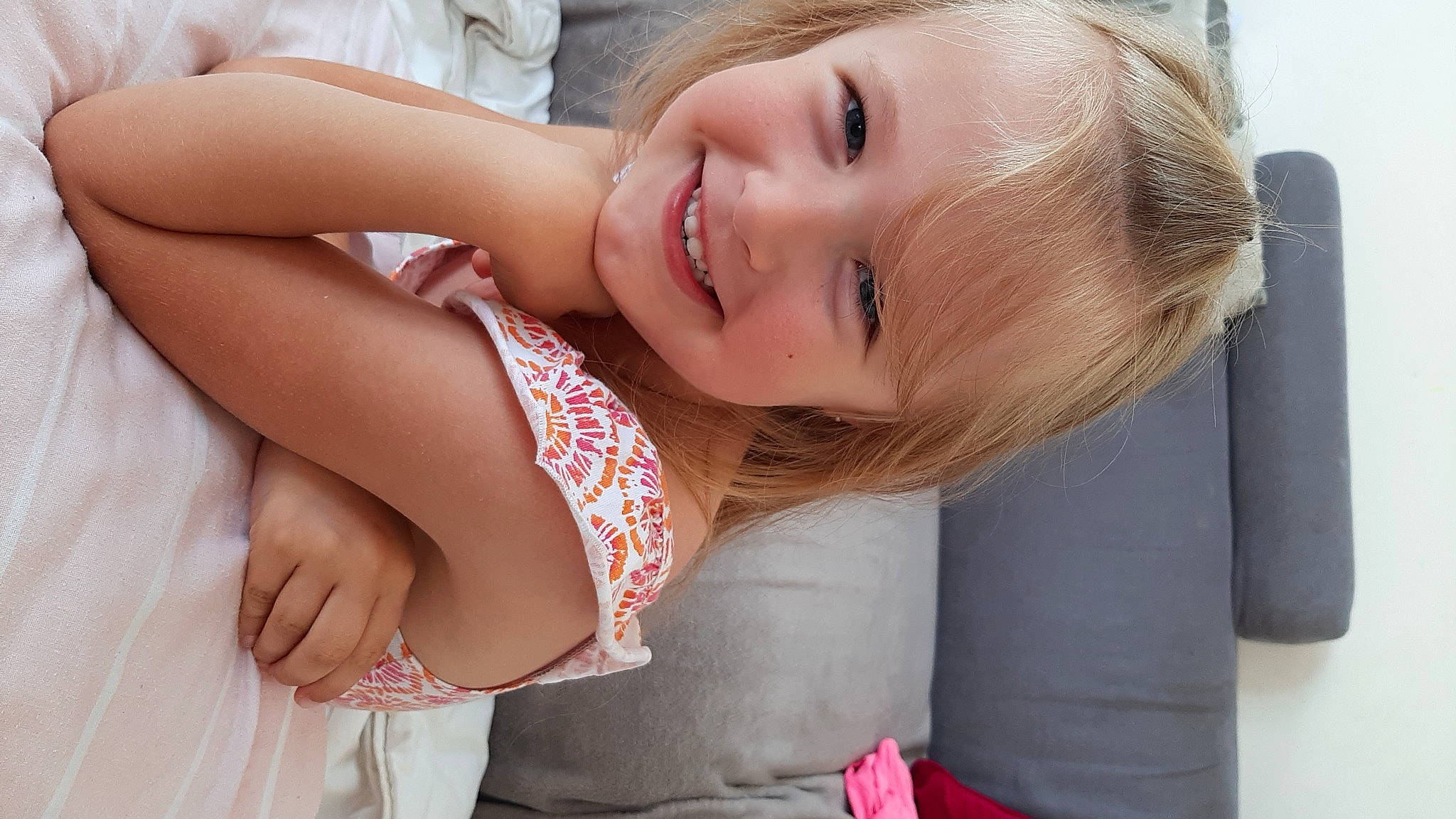 Jade a rejoint le concours — aidez-le/la à gagner de superbes lots ! cheek, child, comfort, dress, elbow, eyelash, facial_expression, gesture, happy, human_leg, jewellery, joy, lip, nail, neck, nose, person, sitting, skin, smile