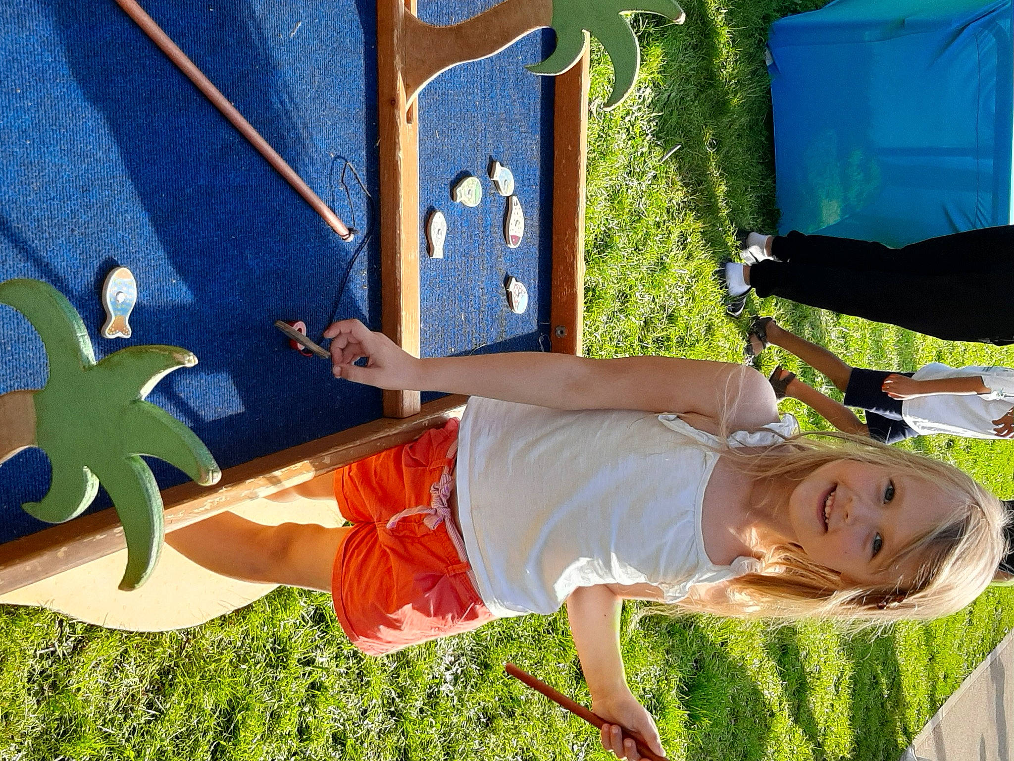 Jade a rejoint le concours — aidez-le/la à gagner de superbes lots ! child, electric_blue, fun, grass, green, happy, hat, human_leg, joint, joy, knee, leisure, people_in_nature, person, plant, recreation, shorts, smile, t_shirt, thigh