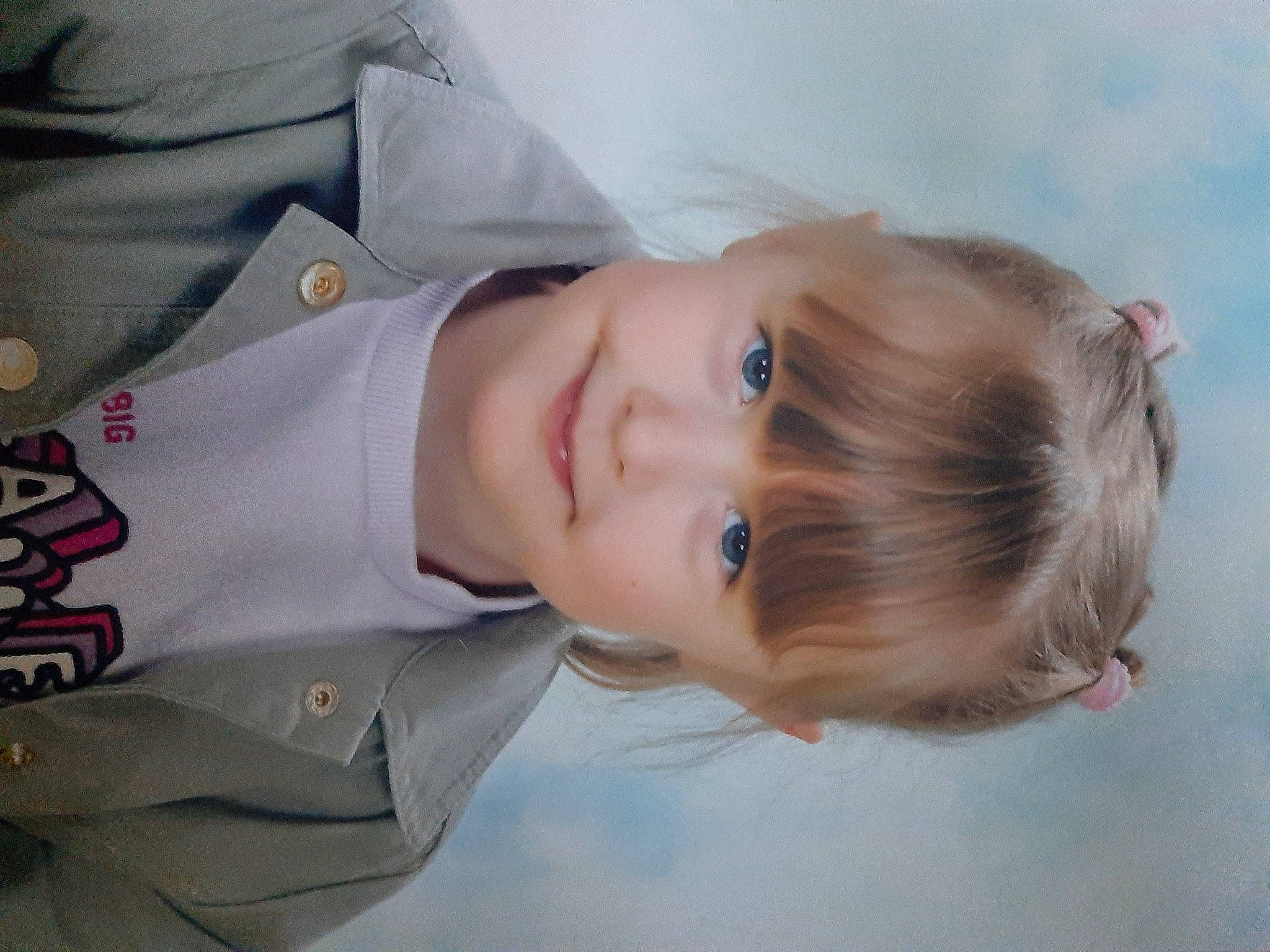 Jade a rejoint le concours — aidez-le/la à gagner de superbes lots ! baby_toddler_clothing, child, dress_shirt, electric_blue, eyebrow, eyelash, fashion_accessory, fun, happy, hat, joy, lip, nose, person, portrait_photography, sleeve, smile, suit, toddler