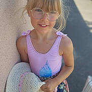 Jade participe au concours pour gagner de l'argent avec cette photo : child, girl, glasses, hat, pink_top, butterfly, floral_skirt, outdoor, sunlight, smile, wall, blond_hair, portrait, fashion, summer, accessory, happy, casual, young, person