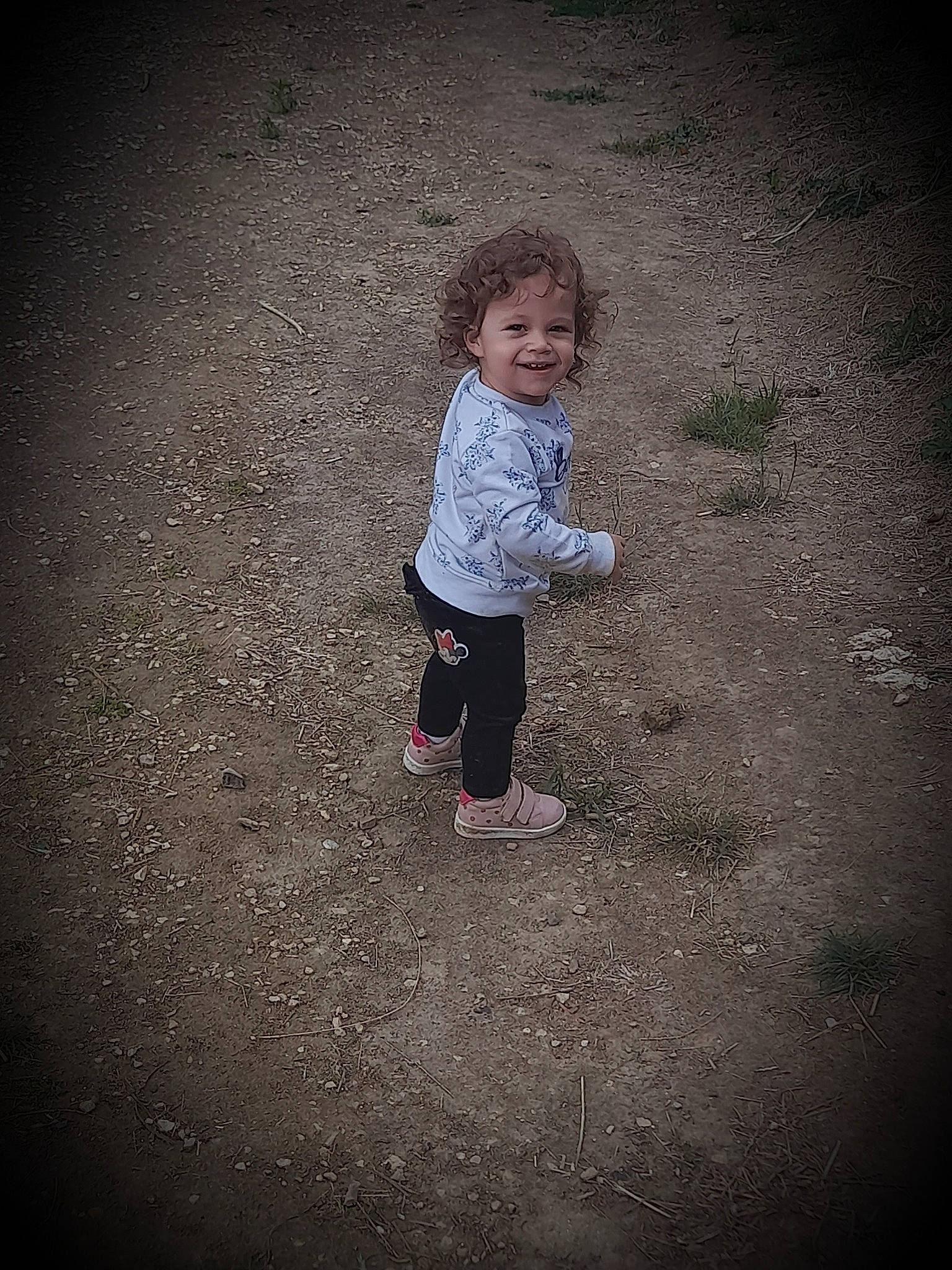 Abigaelle a rejoint le concours — aidez-le/la à gagner de superbes lots ! asphalt, baby, cloud, darkness, flash_photography, flooring, grass, grey, head, joy, meteorological_phenomenon, monochrome, monochrome_photography, people_in_nature, person, road_surface, shadow, sky, soil, standing