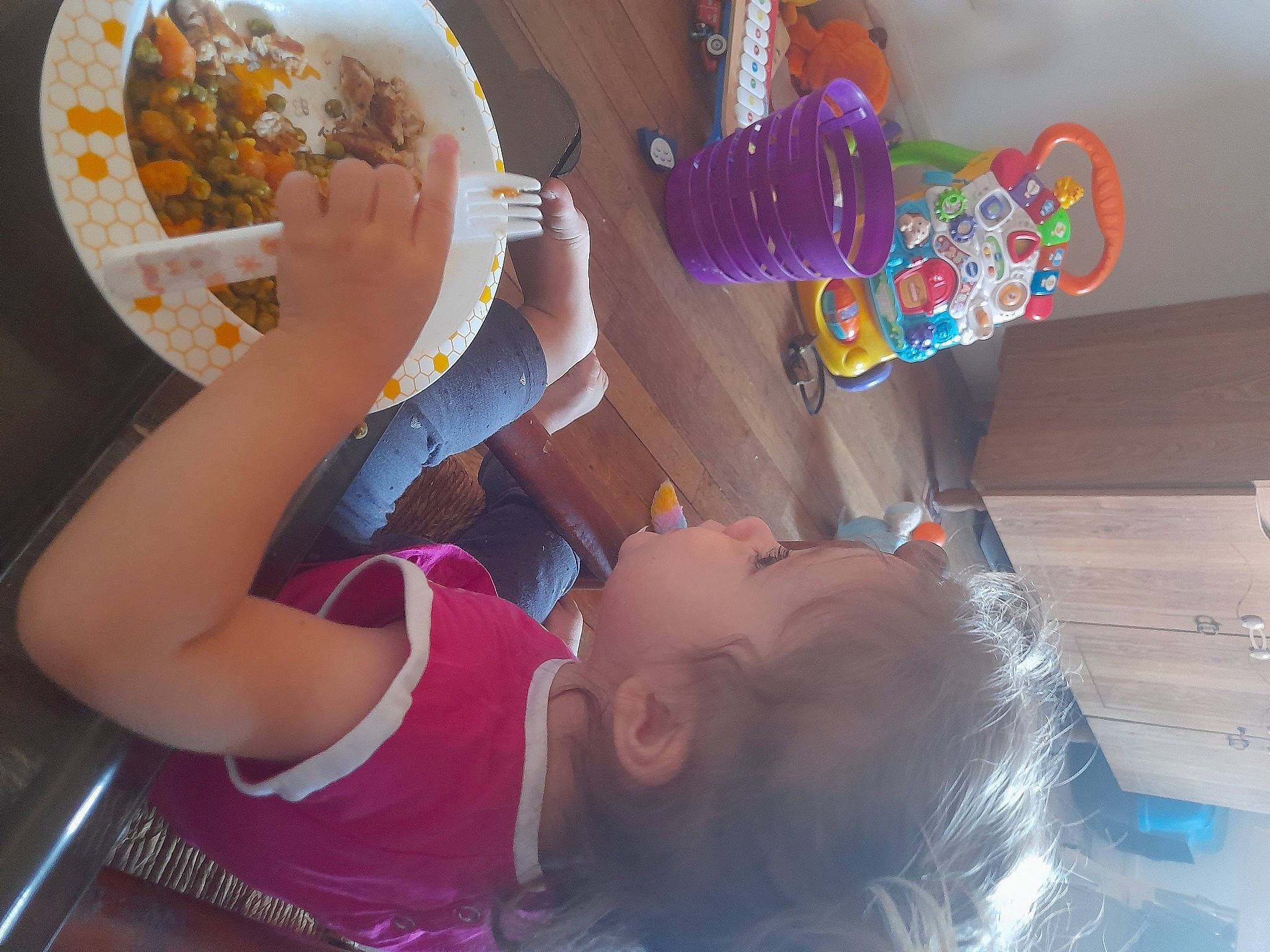 Abigaelle a rejoint le concours — aidez-le/la à gagner de superbes lots ! chair, child, comfort_food, cuisine, dish, dishware, food, fruit, fun, happy, ingredient, leisure, party_supply, person, plate, play, recipe, table, tableware, toddler