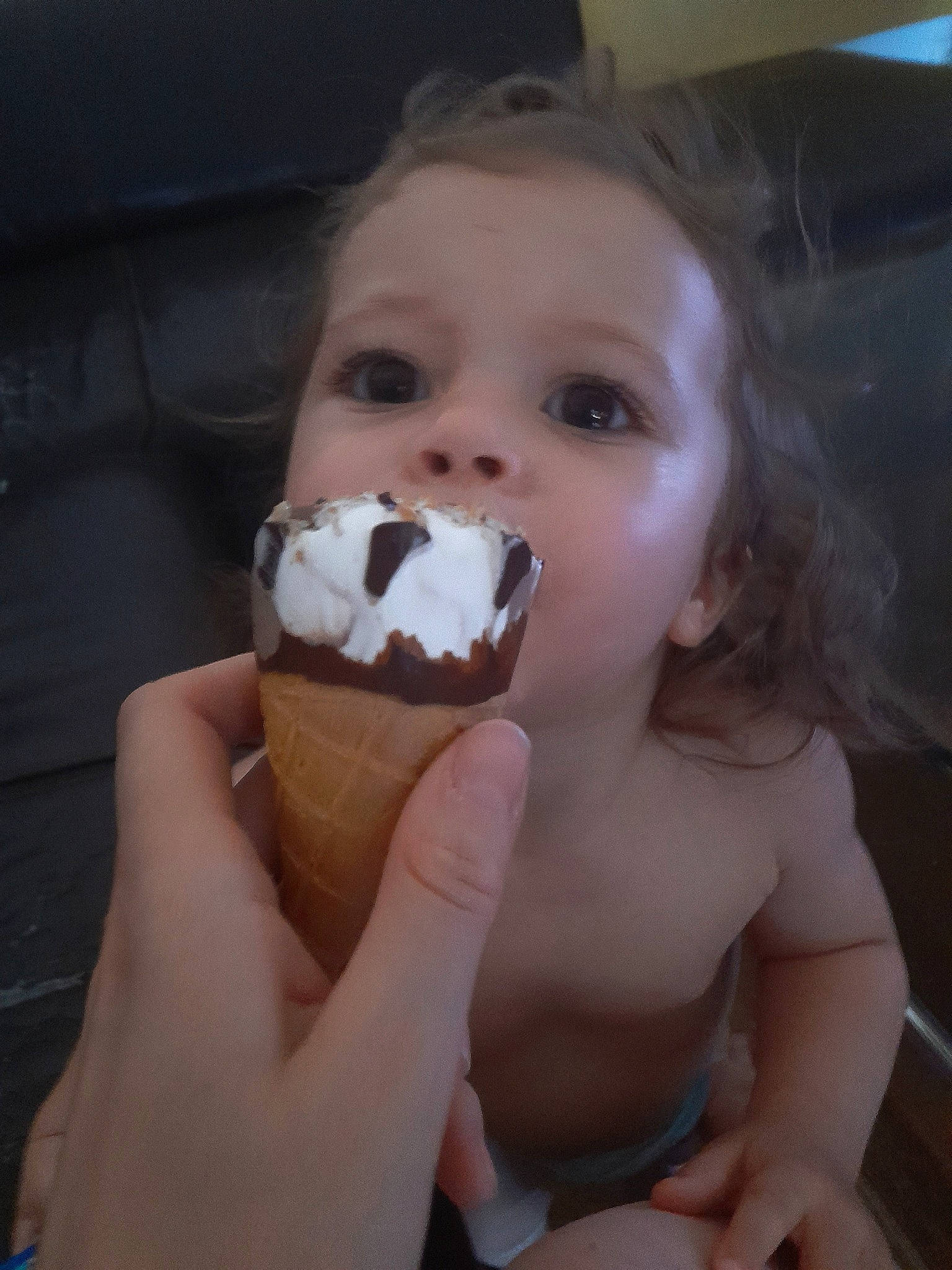 Abigaelle a rejoint le concours — aidez-le/la à gagner de superbes lots ! cream, cuisine, dondurma, finger, food, food_craving, frozen_dessert, gelato, gesture, hand, ice_cream, ice_cream_cone, ingredient, jaw, person, soft_serve_ice_creams, sorbetes, sweetness, tableware, thumb