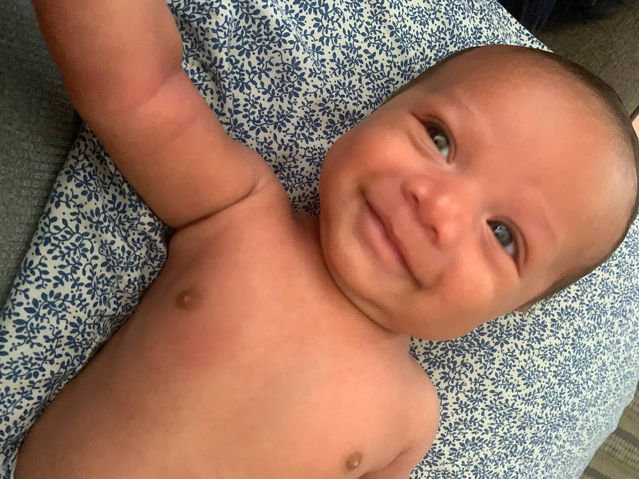 Tempo is registered to the contest to win money with this photo: arm, baby, cheek, child, chin, eye, face, finger, hand, head, headgear, joy, lip, mouth, muscle, neck, nose, person, skin, smile