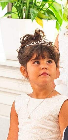 Chloe participe au concours pour gagner de l'argent avec cette photo : blond, bridal_accessory, bridal_veil, bun, ear, embellishment, eyebrow, eyelash, forehead, hair, hair_accessory, happy, headgear, headpiece, jewellery, long_hair, neck, person, sunglasses, tiara