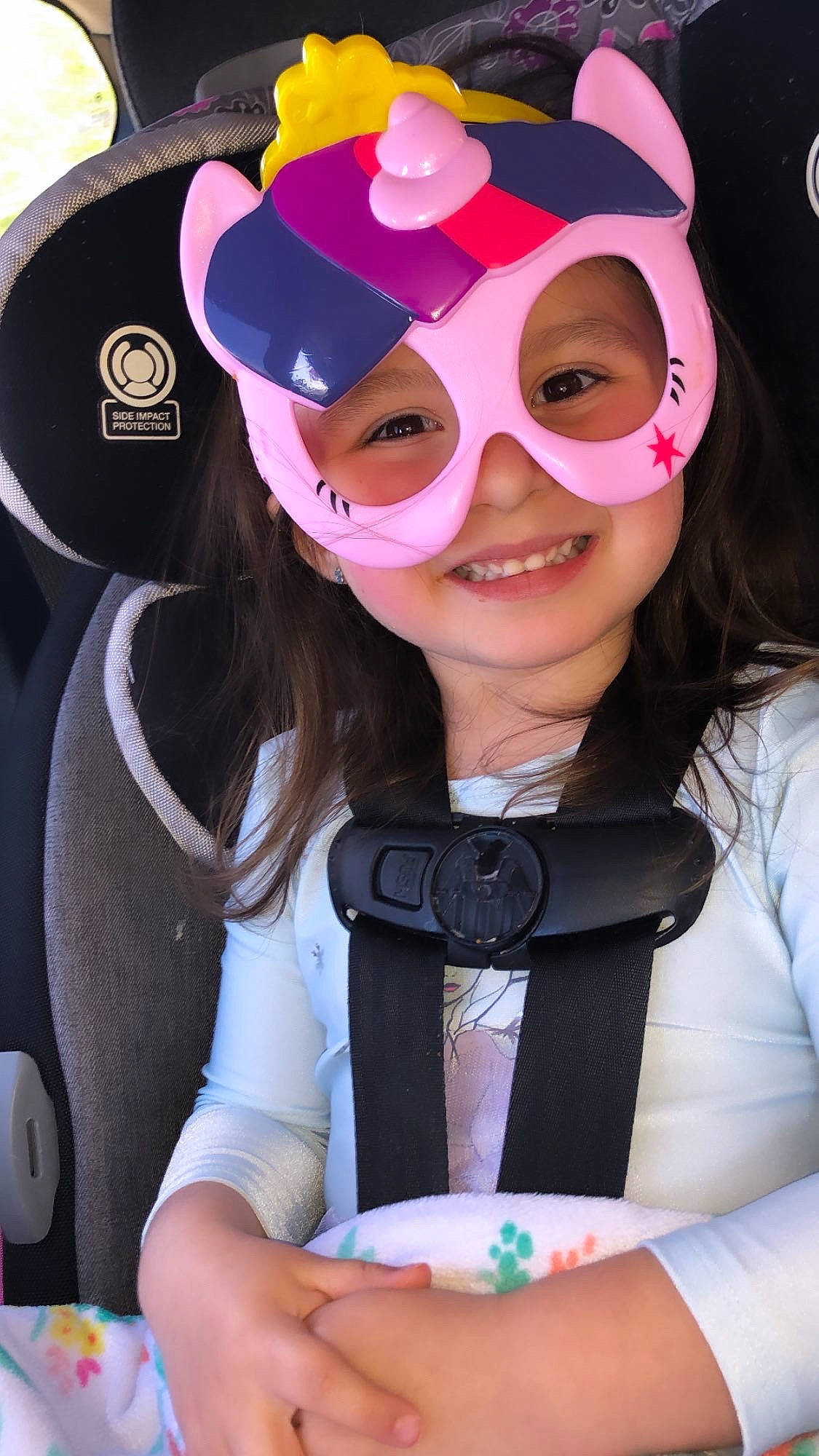 Giuliana is registered to the contest to win money with this photo: eyewear, glasses, headgear, headwear, joy, person, pink, sunglasses
