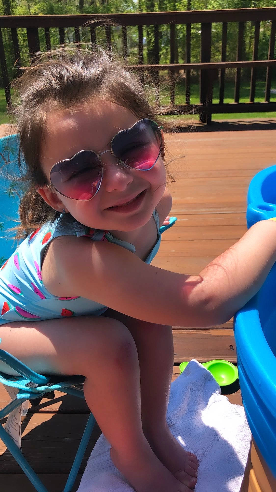 Giuliana is registered to the contest to win money with this photo: cool, eyewear, fun, glasses, joy, leg, leisure, person, summer, sun_tanning, sunglasses, vacation
