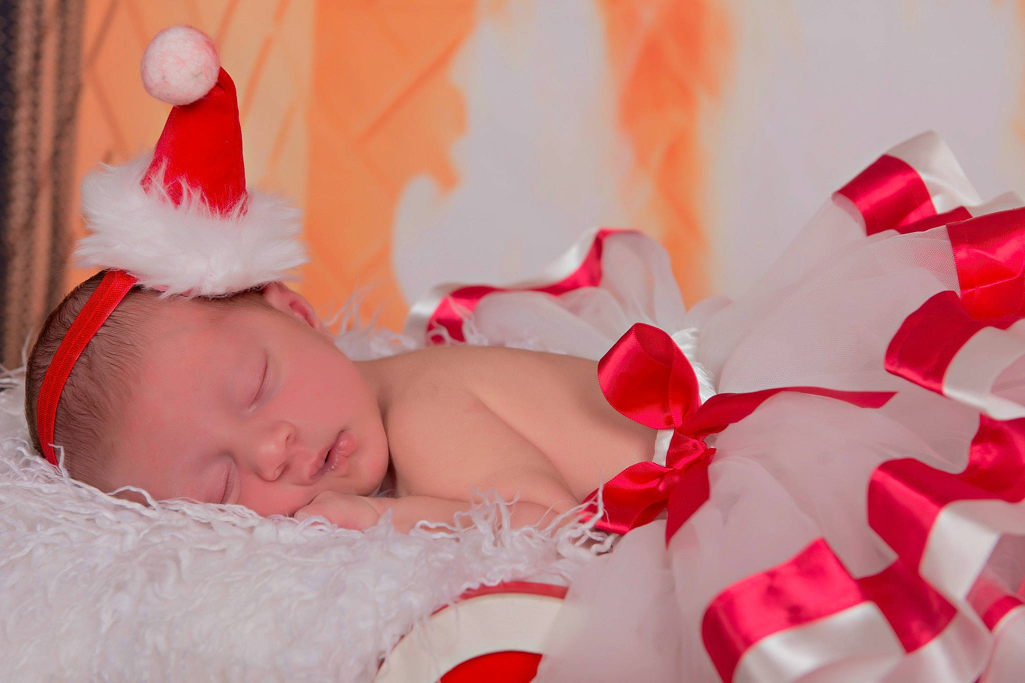 Liana participe au concours pour gagner de l'argent avec cette photo : baby, baby_sleeping, carmine, comfort, costume_hat, event, fashion_accessory, finger, hair_accessory, hand, happy, headband, headgear, headpiece, holiday, human_body, human_leg, person, petal, pink