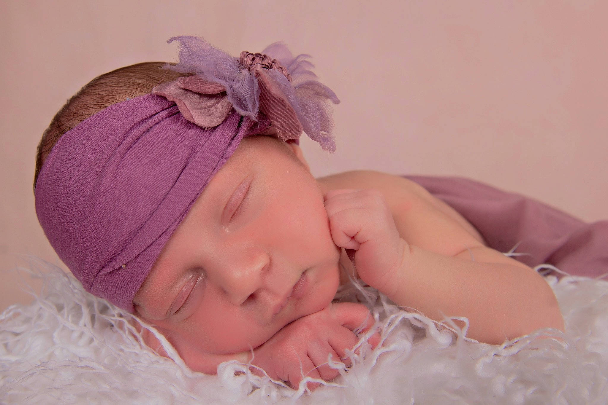 Liana participe au concours pour gagner de l'argent avec cette photo : baby, baby_sleeping, bedding, comfort, ear, eye, eyelash, face, hair_accessory, happy, headband, headgear, headpiece, headwear, linens, lip, magenta, person, petal, pink
