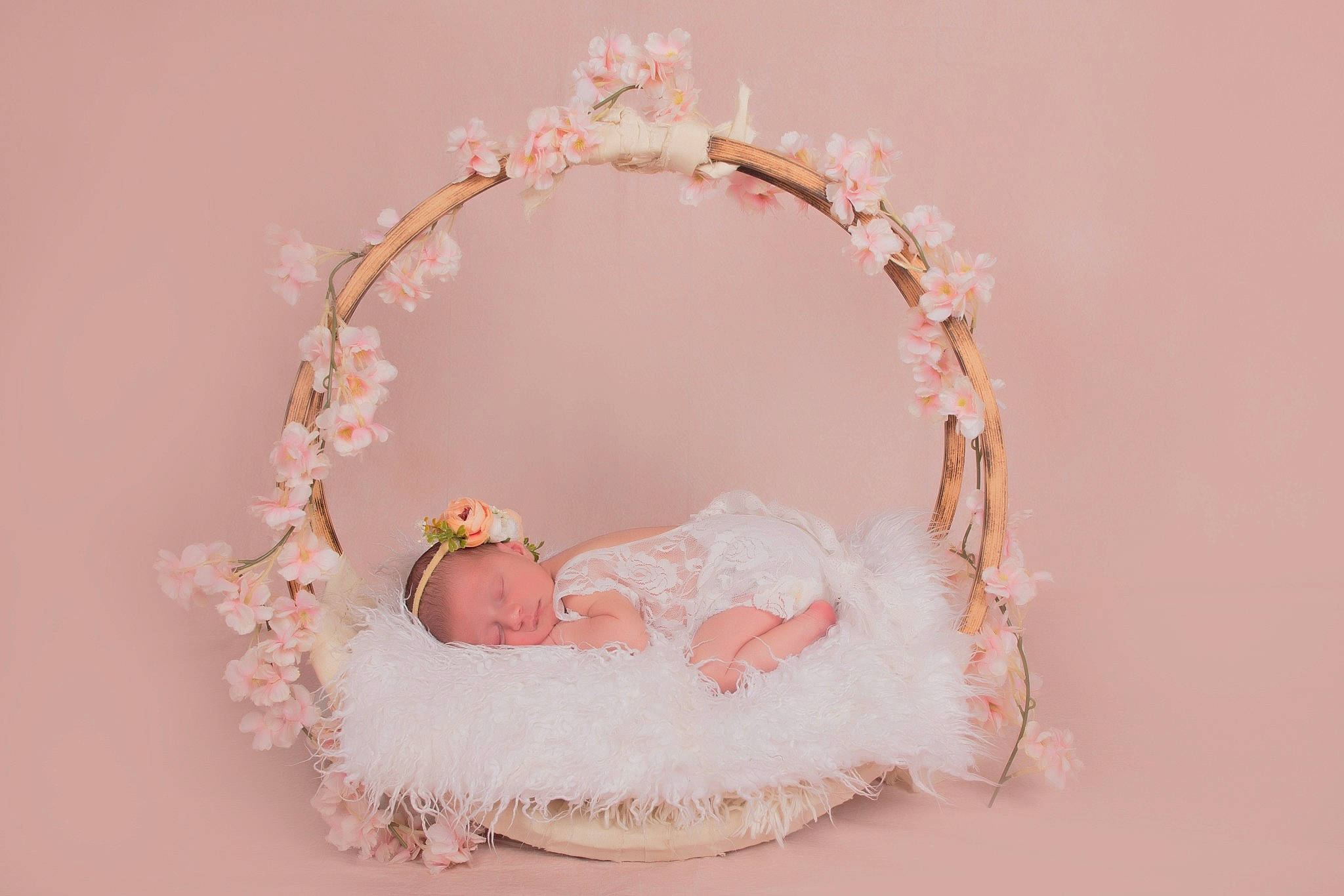 Liana a rejoint le concours — aidez-le/la à gagner de superbes lots ! arm, baby, bridal_accessory, crown, dress, embellishment, event, flash_photography, flower, hair_accessory, hand, head, headband, headgear, headpiece, human_body, jewellery, person, petal, pink