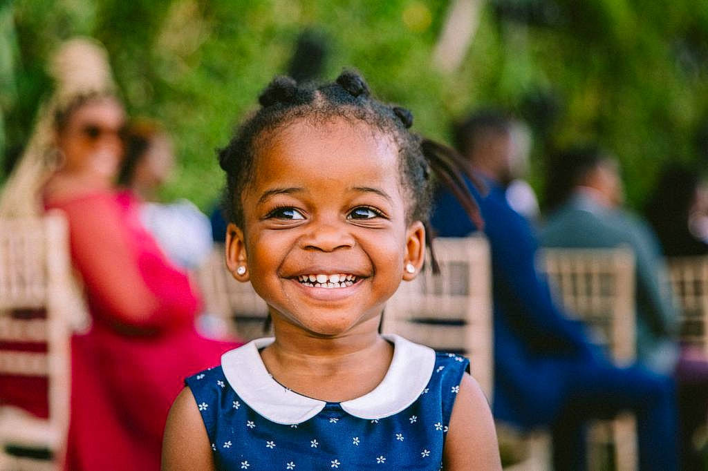 Kleiny a rejoint le concours — aidez-le/la à gagner de superbes lots ! baby_toddler_clothing, child, event, fun, grass, happy, iris, joy, laugh, leisure, party, pattern, person, portrait_photography, recreation, smile, sunglasses, t_shirt, toddler, tradition