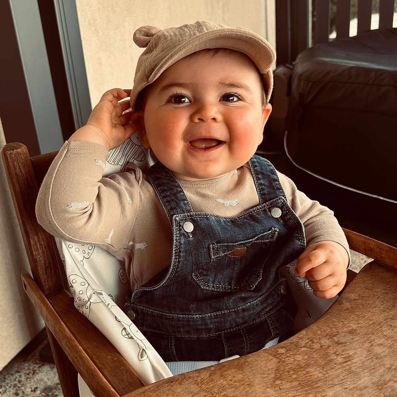 Constant participe au concours pour gagner de l'argent avec cette photo : baby, baby_furniture, cap, child, clothing, cute, denim_overalls, expression, face, hand, happy, high_chair, indoor, infant, person, portrait, seat, smiling, table, wooden_chair