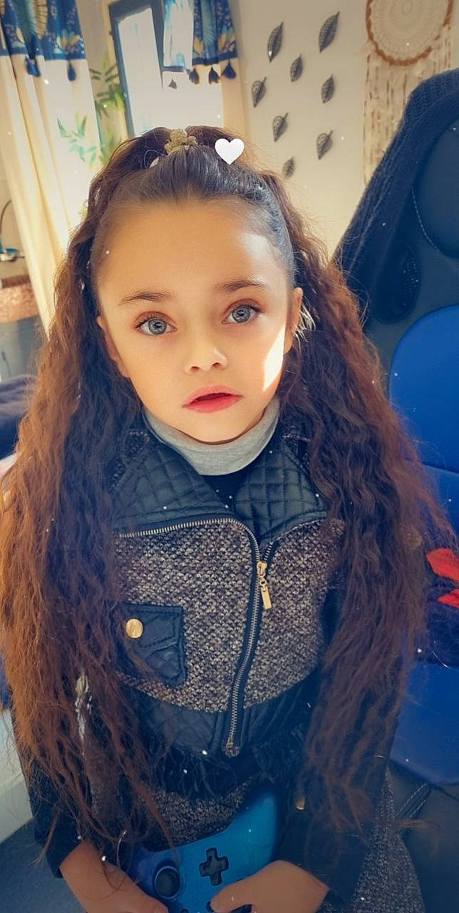 Ilouna participe au concours pour gagner de l'argent avec cette photo : black_hair, cheek, chin, cool, eyebrow, eyelash, facial_expression, forehead, hair, hairstyle, happy, head, human, iris, lip, long_hair, nose, people, person, skin