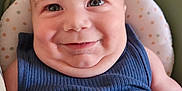 Gabin a rejoint le concours — aidez-le/la à gagner de superbes lots ! baby, smiling, blue_clothing, chubby_cheeks, infant, face, hand, seat, cushion, polka_dot, happy, portrait, indoor, cute, skin, person, child, closeup, head, baby_tank_top