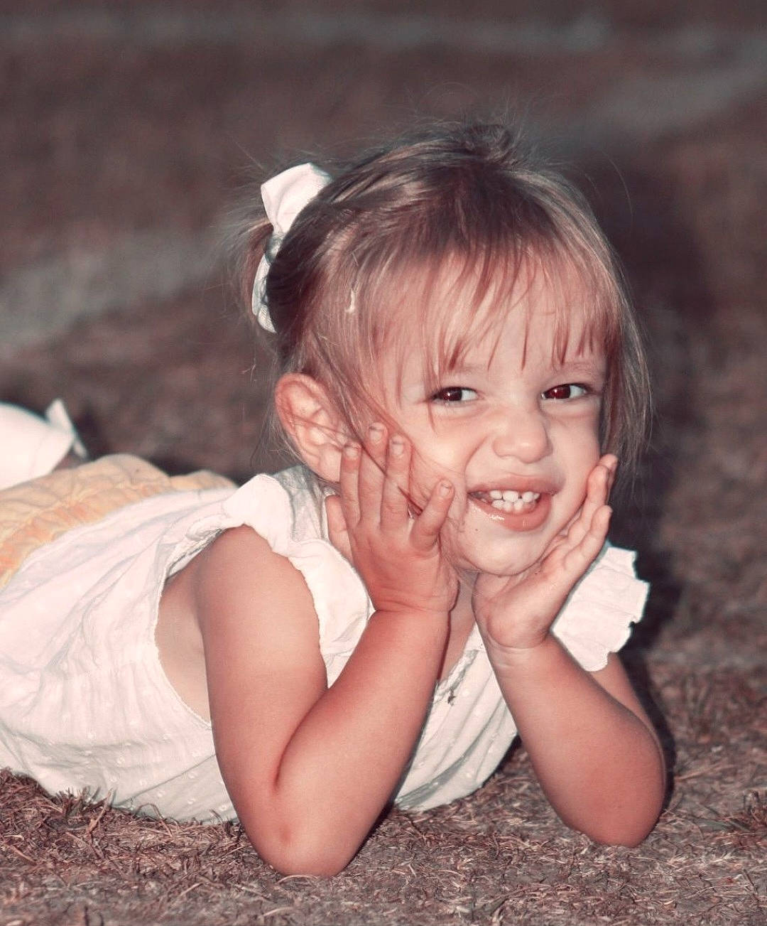 Livia a rejoint le concours — aidez-le/la à gagner de superbes lots ! arm, baby_toddler_clothing, child, dress, ear, eye, eyelash, facial_expression, finger, flash_photography, gesture, grass, hand, happy, head, iris, joy, people_in_nature, person, skin