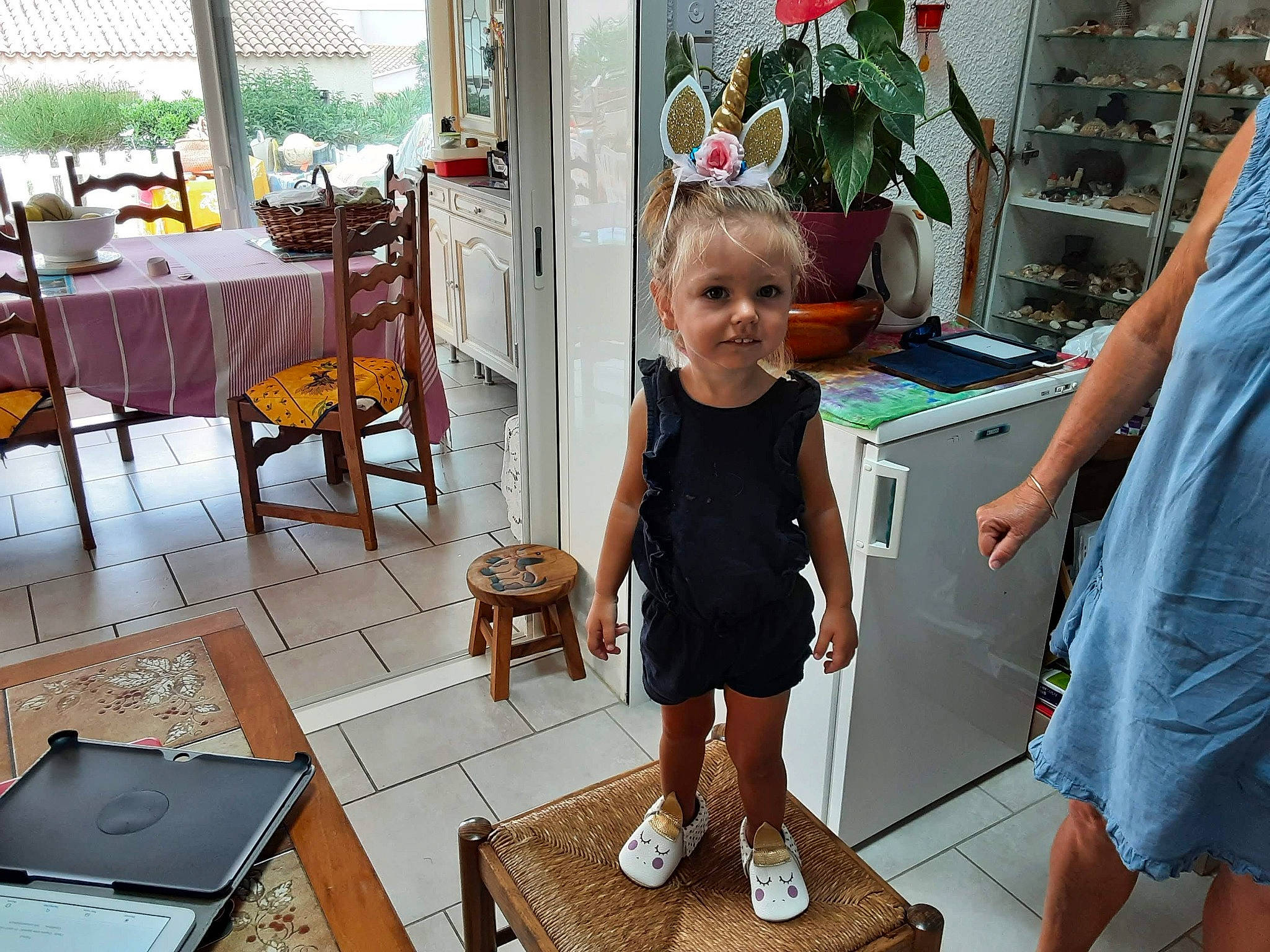 Lyana participe au concours pour gagner de l'argent avec cette photo : bag, chair, child, event, floor, flooring, fun, furniture, leisure, luggage_and_bags, mobile_phone, office_equipment, person, portable_communications_device, room, sandal, shorts, t_shirt, table, toddler