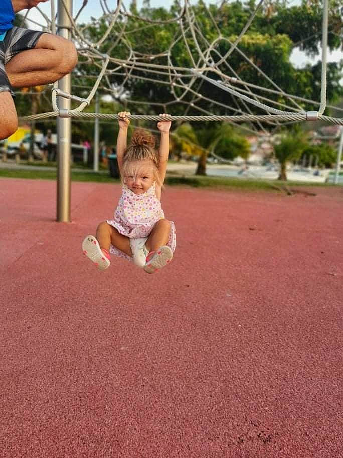 Lyana a rejoint le concours — aidez-le/la à gagner de superbes lots ! asphalt, baby, baby_toddler_clothing, ball, city, fun, grass, happy, leisure, outdoor_play_equipment, people_in_nature, person, plant, playground, recreation, shorts, sky, swing, toddler, tree