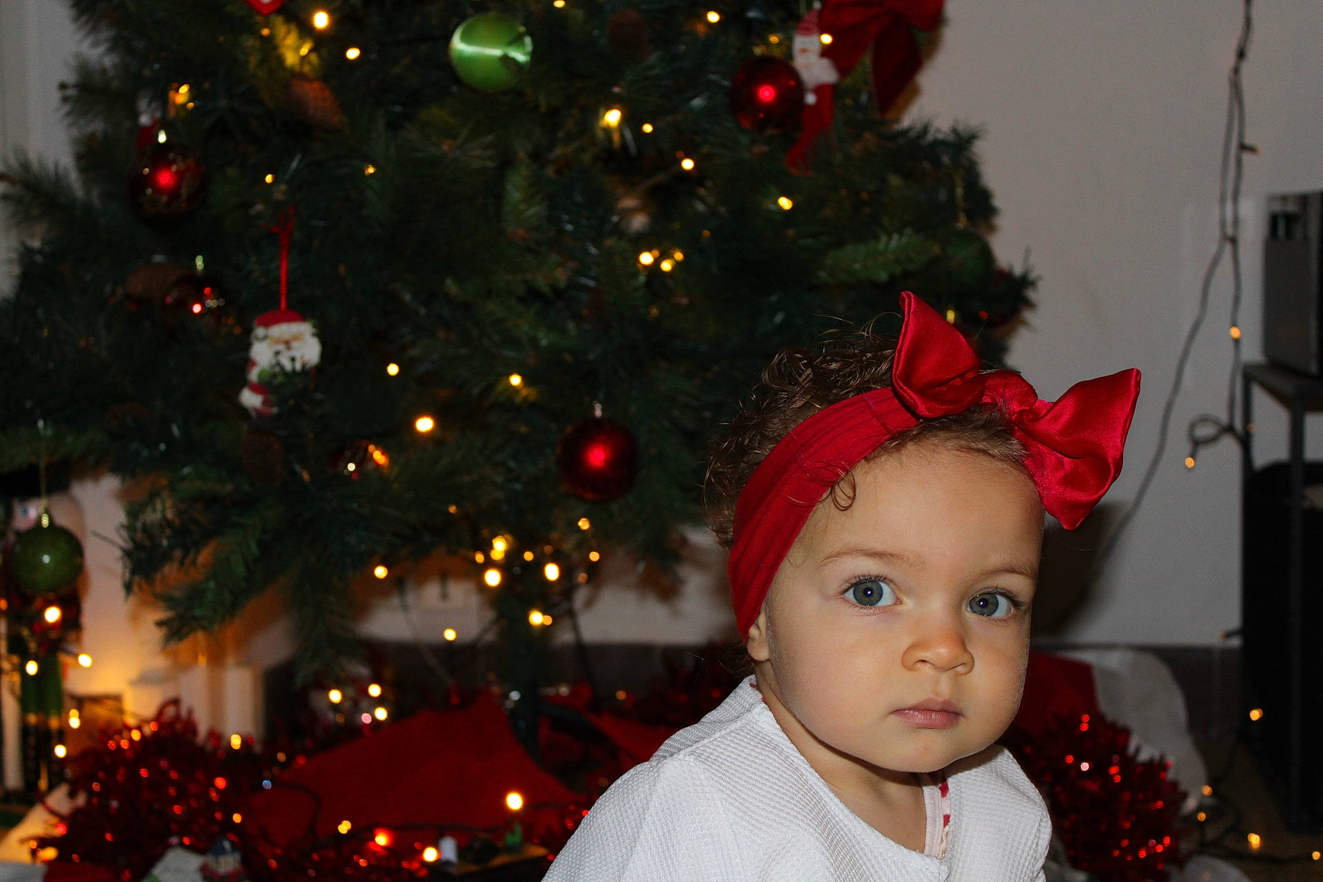 Leyana participe au concours pour gagner de l'argent avec cette photo : baby, christmas, christmas_decoration, christmas_eve, christmas_lights, christmas_ornament, christmas_tree, conifer, costume_hat, decoration, event, evergreen, happy, headwear, holiday, holiday_ornament, light, ornament, person, toddler