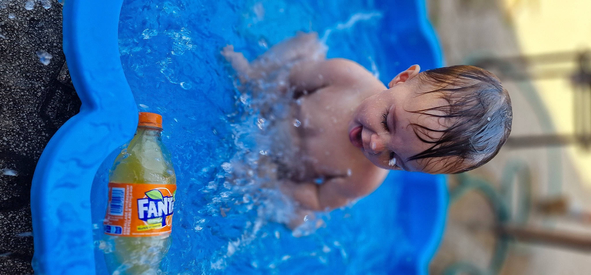 Léonie a rejoint le concours — aidez-le/la à gagner de superbes lots ! azure, bathing, blue, bottle, bottle_cap, carbonated_soft_drinks, drink, electric_blue, fluid, fun, happy, leisure, liquid, person, plastic_bottle, recreation, soft_drink, solvent, swimming_pool, water