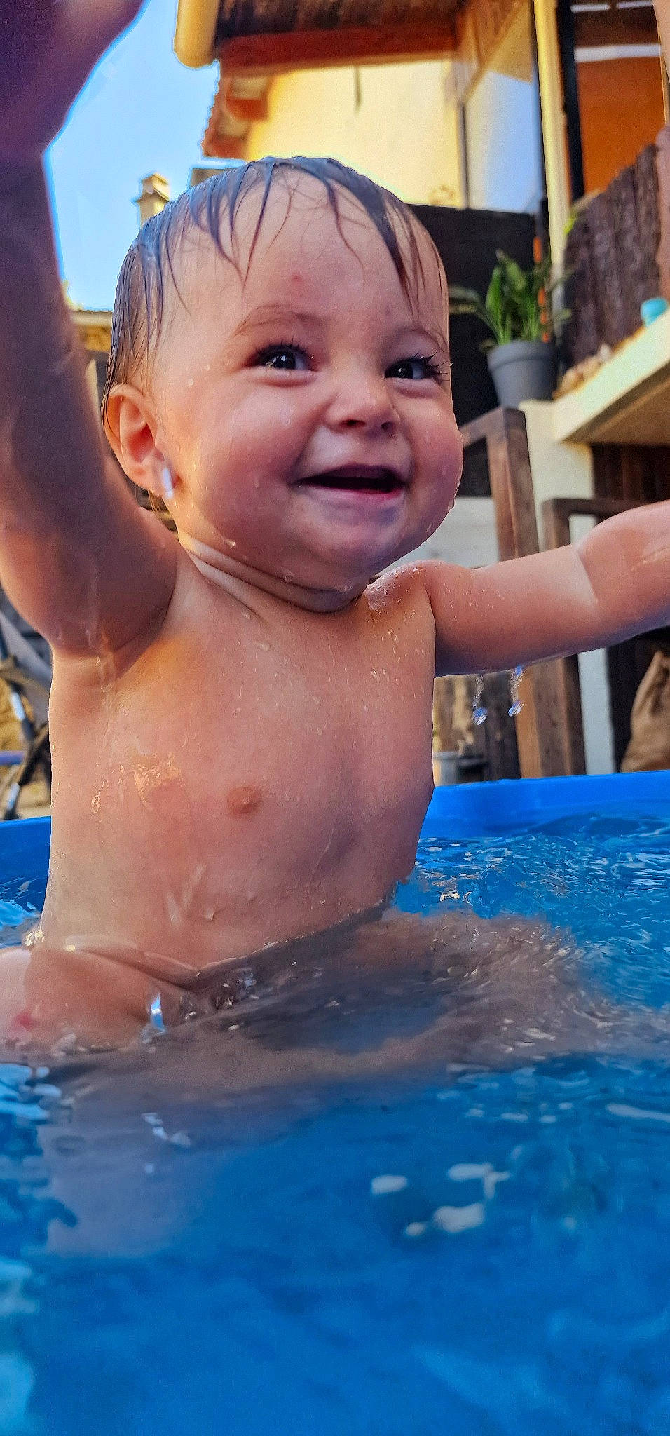 Léonie a rejoint le concours — aidez-le/la à gagner de superbes lots ! barechested, bathing, chest, child, fun, grass, happy, human_body, joy, leisure, mouth, muscle, nonbuilding_structure, person, photograph, play, recreation, smile, swimming_pool, toddler