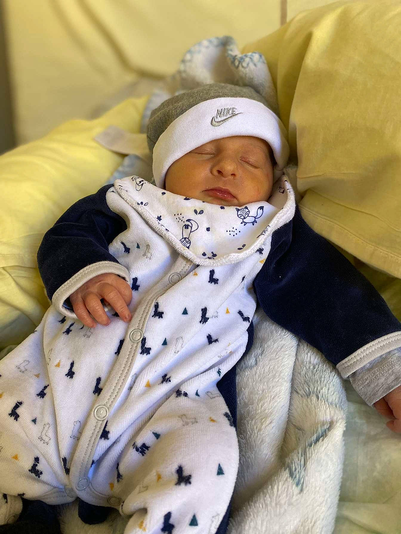 Leyton a rejoint le concours — aidez-le/la à gagner de superbes lots ! baby, baby_products, baby_safety, baby_sleeping, baby_toddler_clothing, cap, child, comfort, hat, headwear, linens, pattern, person, room, sitting, sleeve, toddler