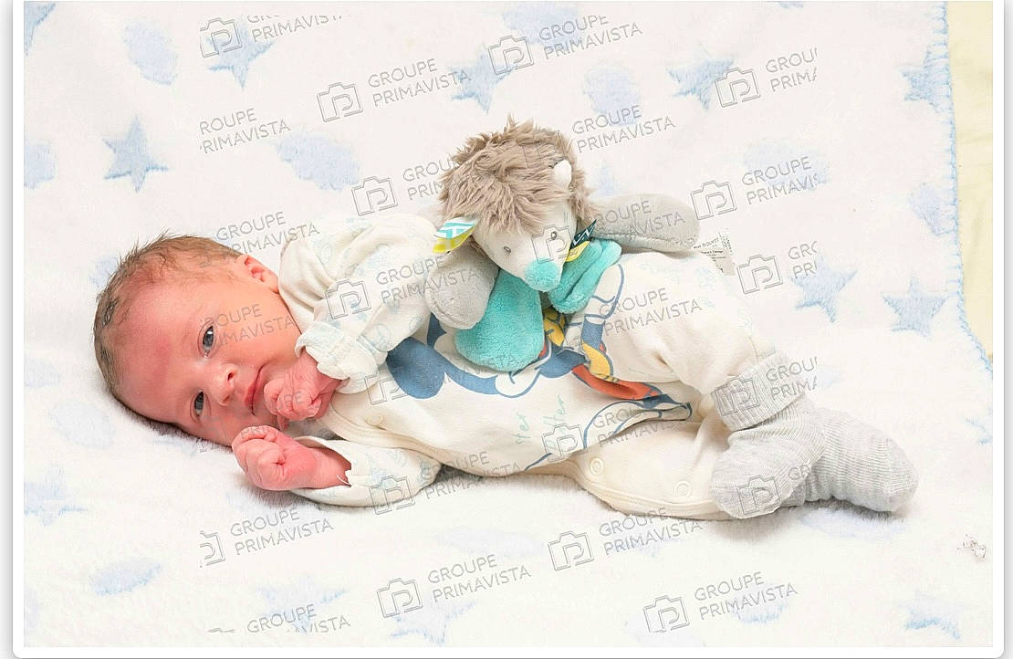 Leyton a rejoint le concours — aidez-le/la à gagner de superbes lots ! art, baby, baby_sleeping, baby_toddler_clothing, bedding, bedtime, child, comfort, font, happy, illustration, linens, nap, pattern, person, photo_caption, product, room, sleep, textile