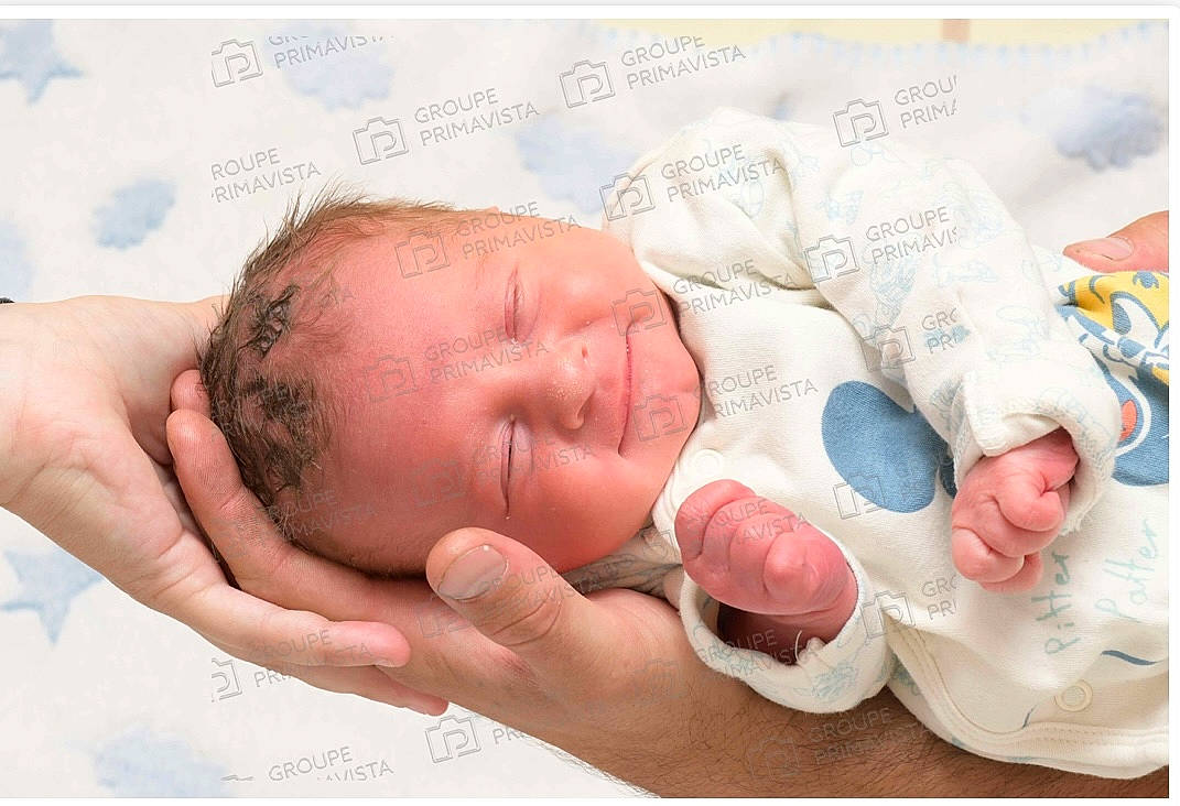 Leyton a rejoint le concours — aidez-le/la à gagner de superbes lots ! baby, baby_sleeping, bedtime, child, comfort, ear, finger, gesture, happy, linens, mammal, mouth, nail, nose, person, room, service, skin, thumb, toddler