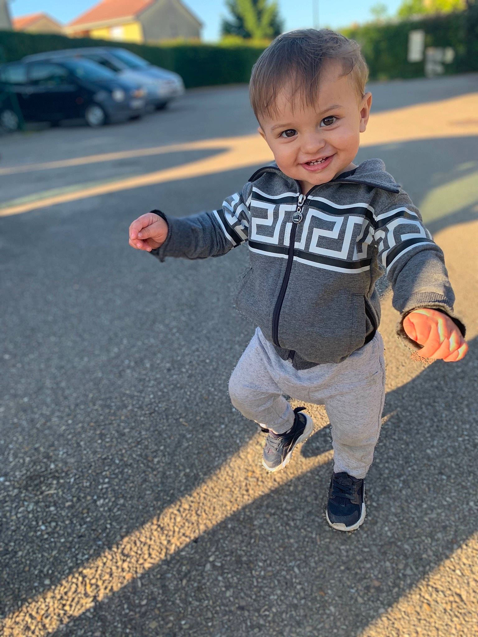 Nino a rejoint le concours — aidez-le/la à gagner de superbes lots ! asphalt, baby, car, child, joy, outerwear, person, photography, play, recreation, road, road_surface, shoe, t_shirt, toddler, vacation, vehicle, walking